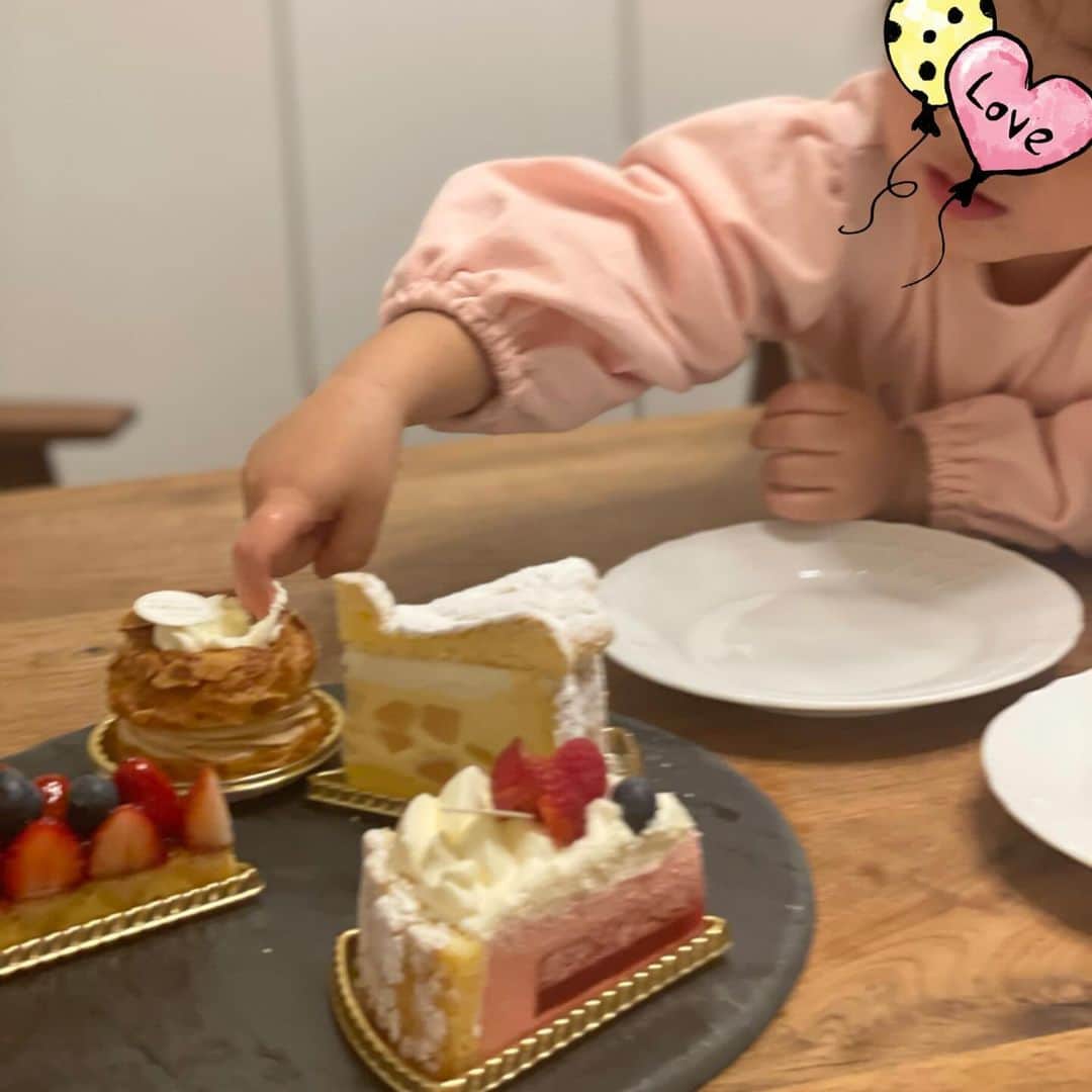 沢瀉美緒さんのインスタグラム写真 - (沢瀉美緒Instagram)「※ Cream hunter👧 . 久しぶりのシマのケーキを持って @izumikimoto ちゃんちにお邪魔しました。 . 生クリーム泥棒さんが出現して、 泉ちゃんのパリブレストが…😂 . どれもこれも、甘すぎず大きすぎず 美味しかったな。 . . #パティシエシマ #patissiershima #cakes #ケーキ #おもたせ #おもたせスイーツ」12月17日 22時59分 - mio_omodaka