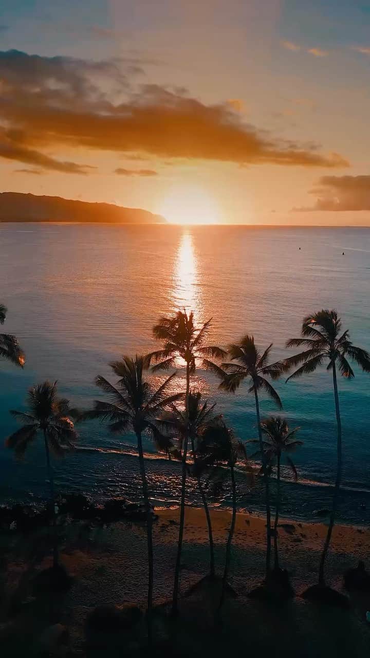 BEAUTIFUL DESTINATIONSのインスタグラム：「Capturing the serene beauty of a golden Hawaiian sunset over the vast ocean, thanks to @dellyfresh! 🌅🌊 There’s something so magical seeing the sky ablaze with color marking the end of another day. ✨  Where was the best sunset you ever saw? 🧡   📽 @dellyfresh 📍 Hawaii, USA 🎶 Gibran Alcocer - Idea 9 (Slowed + Reverb)」