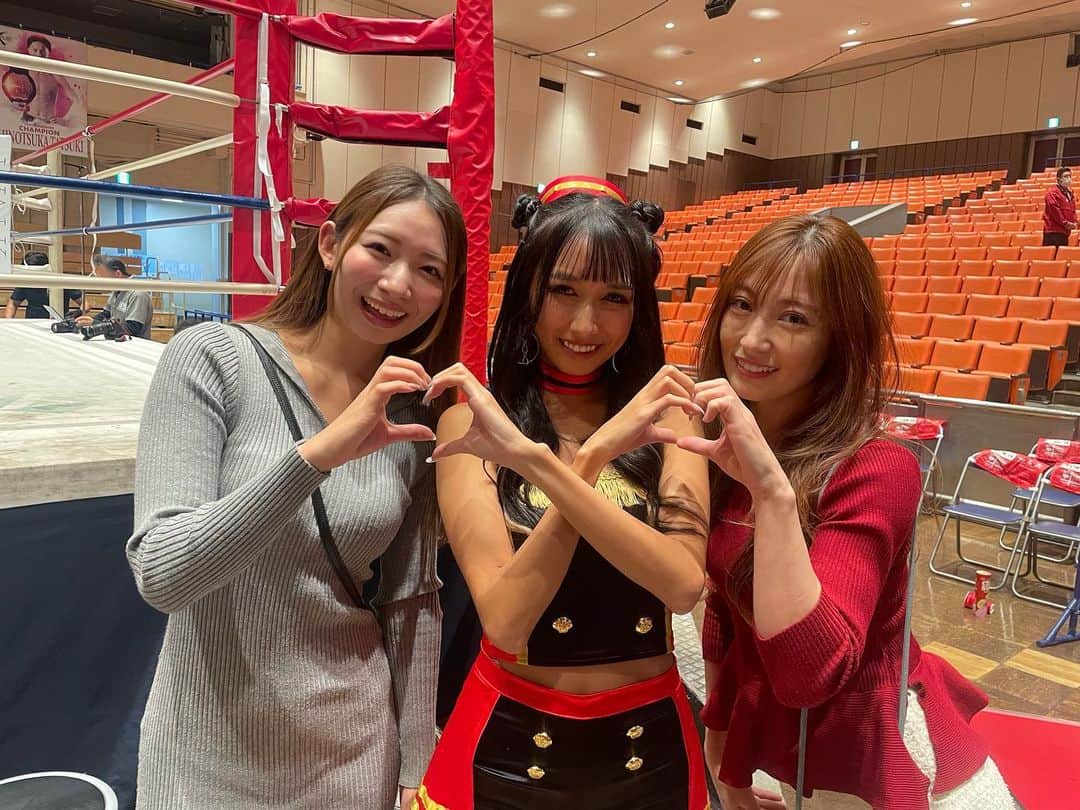 熊田曜子さんのインスタグラム写真 - (熊田曜子Instagram)「2023年　最後のKrush✨ 今年もたくさん後楽園ホールで観戦出来たよ👀 会場でしか味わえない興奮があるから毎月行きたい❣️ K-1 とKrushのラウンドガールと一緒に写真が撮れて幸せ😍  #krush #k1 #格闘技　#キックボクシング　#ラウンドガール」12月17日 23時07分 - kumadayoko
