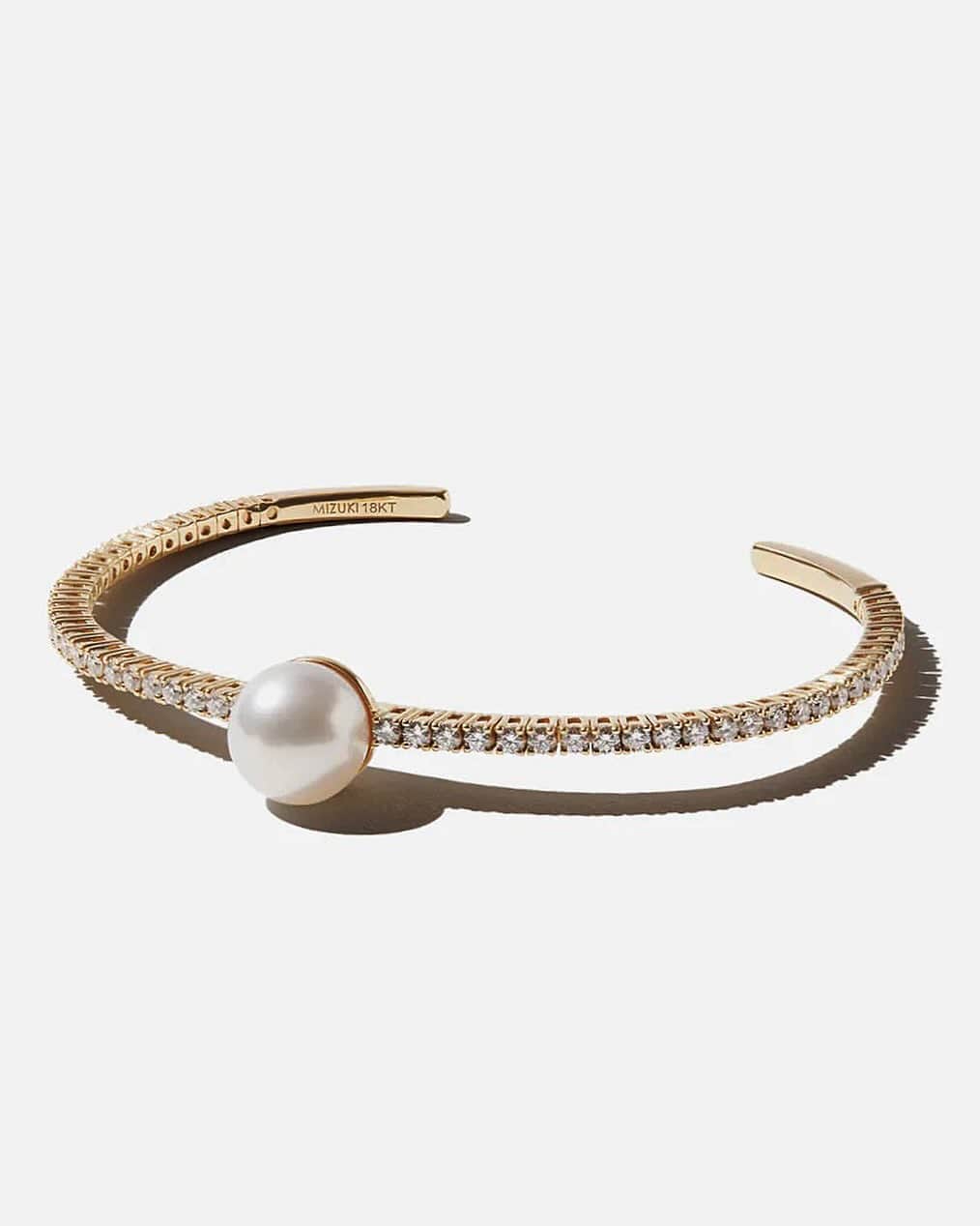 M I Z U K Iのインスタグラム：「‘Tis the Season to adorn in style   The latest addition, Prive cuff with diamonds and South Sea pearl✨  #mizuki #mizukijewels #mizukijewelry #prive #modern #pearl #diamond #cuff #tistheseason」