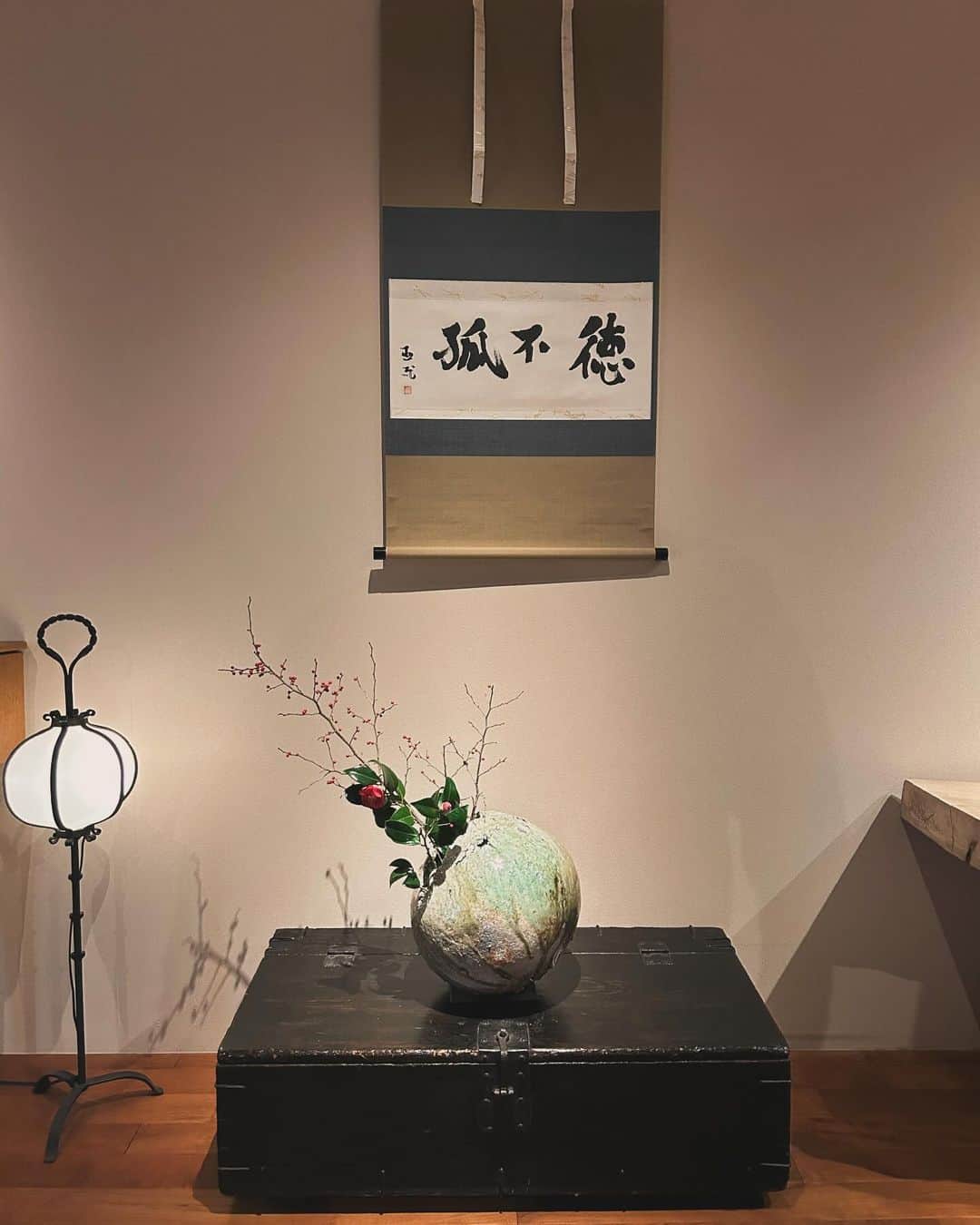 INSIDE FUJINGAHOさんのインスタグラム写真 - (INSIDE FUJINGAHOInstagram)「婦人画報2023年6月号でスペインのアーティスト、ミケル・バルセロさんとの共同制作プロジェクトをご紹介した、若き信楽焼の名手・古谷和也（ふるたにかずや）さん。東京・銀座の「阿曾美術」で現在、個展を開催されています。  古谷さんの作品は、室町時代と同じ構造の穴窯から生み出されます。ミケル・バルセロさんと過ごした時間を経て、「信楽には秘めた可能性がある。信楽を知らない人から信楽を教えてもらったと感じました。僕もこれまでにない表現に挑戦したい」と語っていた古谷さん。ひとつひとつの作品から、その思いが伝わってきます。会期は12/20までですが、古谷さんは19日のお昼過ぎまで在廊されているとのこと。ぜひ古谷さんの最新作をご覧にいらしてください。（編集長N）  「古谷和也展 Ⅷ」 2023年12月20日（水）まで 11:00〜18:00 阿曾美術 （東京都中央区銀座3-3-12 銀座ビルディング5F）  #古谷和也 #信楽 #伊賀 #穴窯 #焼き締め #個展 #壺 #花入 #茶碗 #酒器 #器 #art #阿曾美術 #銀座 #やきもの #婦人画報 #fujingaho #fujingahojp」12月17日 23時09分 - fujingahojp