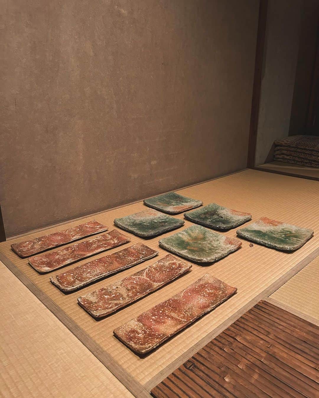 INSIDE FUJINGAHOさんのインスタグラム写真 - (INSIDE FUJINGAHOInstagram)「婦人画報2023年6月号でスペインのアーティスト、ミケル・バルセロさんとの共同制作プロジェクトをご紹介した、若き信楽焼の名手・古谷和也（ふるたにかずや）さん。東京・銀座の「阿曾美術」で現在、個展を開催されています。  古谷さんの作品は、室町時代と同じ構造の穴窯から生み出されます。ミケル・バルセロさんと過ごした時間を経て、「信楽には秘めた可能性がある。信楽を知らない人から信楽を教えてもらったと感じました。僕もこれまでにない表現に挑戦したい」と語っていた古谷さん。ひとつひとつの作品から、その思いが伝わってきます。会期は12/20までですが、古谷さんは19日のお昼過ぎまで在廊されているとのこと。ぜひ古谷さんの最新作をご覧にいらしてください。（編集長N）  「古谷和也展 Ⅷ」 2023年12月20日（水）まで 11:00〜18:00 阿曾美術 （東京都中央区銀座3-3-12 銀座ビルディング5F）  #古谷和也 #信楽 #伊賀 #穴窯 #焼き締め #個展 #壺 #花入 #茶碗 #酒器 #器 #art #阿曾美術 #銀座 #やきもの #婦人画報 #fujingaho #fujingahojp」12月17日 23時09分 - fujingahojp