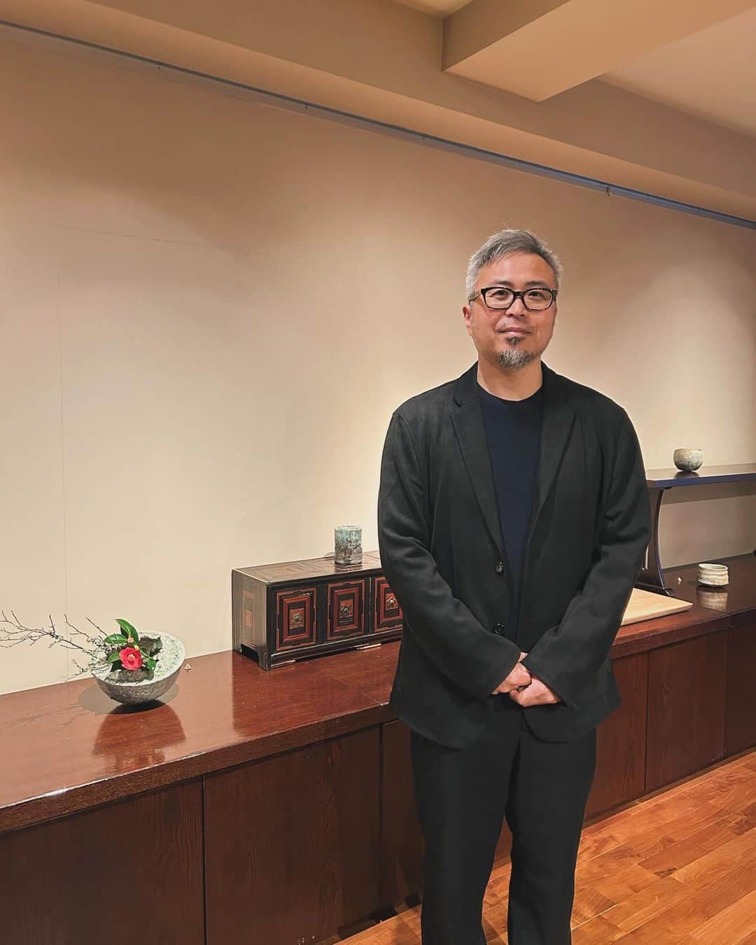 INSIDE FUJINGAHOさんのインスタグラム写真 - (INSIDE FUJINGAHOInstagram)「婦人画報2023年6月号でスペインのアーティスト、ミケル・バルセロさんとの共同制作プロジェクトをご紹介した、若き信楽焼の名手・古谷和也（ふるたにかずや）さん。東京・銀座の「阿曾美術」で現在、個展を開催されています。  古谷さんの作品は、室町時代と同じ構造の穴窯から生み出されます。ミケル・バルセロさんと過ごした時間を経て、「信楽には秘めた可能性がある。信楽を知らない人から信楽を教えてもらったと感じました。僕もこれまでにない表現に挑戦したい」と語っていた古谷さん。ひとつひとつの作品から、その思いが伝わってきます。会期は12/20までですが、古谷さんは19日のお昼過ぎまで在廊されているとのこと。ぜひ古谷さんの最新作をご覧にいらしてください。（編集長N）  「古谷和也展 Ⅷ」 2023年12月20日（水）まで 11:00〜18:00 阿曾美術 （東京都中央区銀座3-3-12 銀座ビルディング5F）  #古谷和也 #信楽 #伊賀 #穴窯 #焼き締め #個展 #壺 #花入 #茶碗 #酒器 #器 #art #阿曾美術 #銀座 #やきもの #婦人画報 #fujingaho #fujingahojp」12月17日 23時09分 - fujingahojp