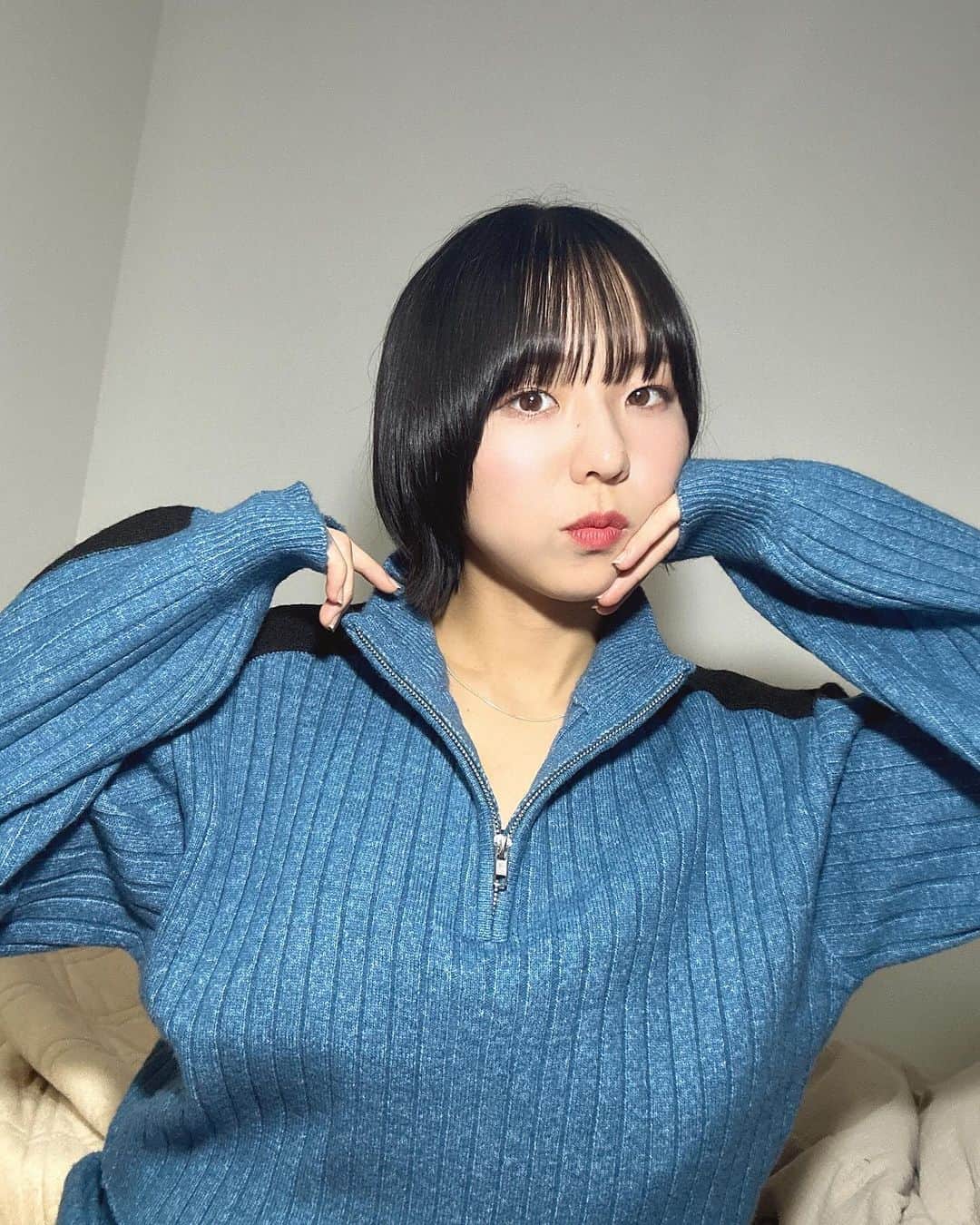 鍛治島彩のインスタグラム：「**  布団の上で 写真を撮るんじゃないよ！！！！！！！  みんな寒いので 暖かくして過ごしてください  #BLUE #spiralgirl #winter」