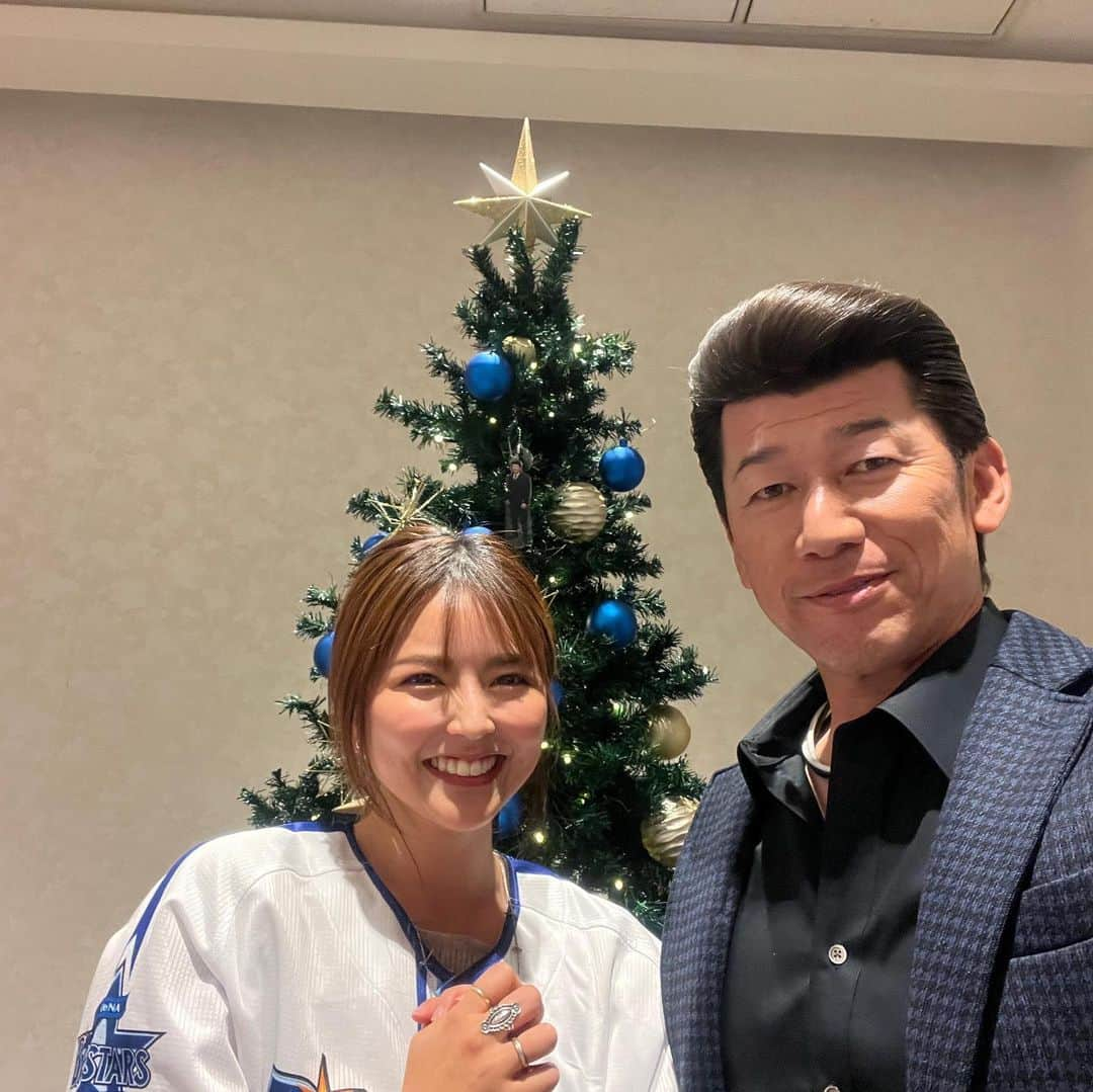 Miyuuさんのインスタグラム写真 - (MiyuuInstagram)「今日は、ハマの番長こと、三浦大輔監督のクリスマストークショーに参加させていただきました！！！  著書を拝読して、ハマスタ試合観戦に行って、ベイスターズを応援することでスポーツの楽しさとか、何かに夢中になる楽しさを知って、そしてまさか、、あの番長フレームの中に私入れるなんて夢にも思ってなくて、正直もう、心臓が5秒、いや10秒くらい止まりました。(お茶を持つ手がガクガク震えて溢さないように必死だった..緊張しすぎてこの引き攣り笑顔！笑)  番長のファンのみなさん、DeNAベイスターズを応援するみなさんの一員として参加させてもらえたの、試合のないオフシーズンだったから、より一層嬉しくて、来シーズンも待ちきれない気持ちになりました！！！  来季もハマスタたくさん行くぞーー！！！🔥 #三浦監督#DeNAベイスターズ#横浜ベイスターズ#baystars」12月17日 23時20分 - miyuuamazing