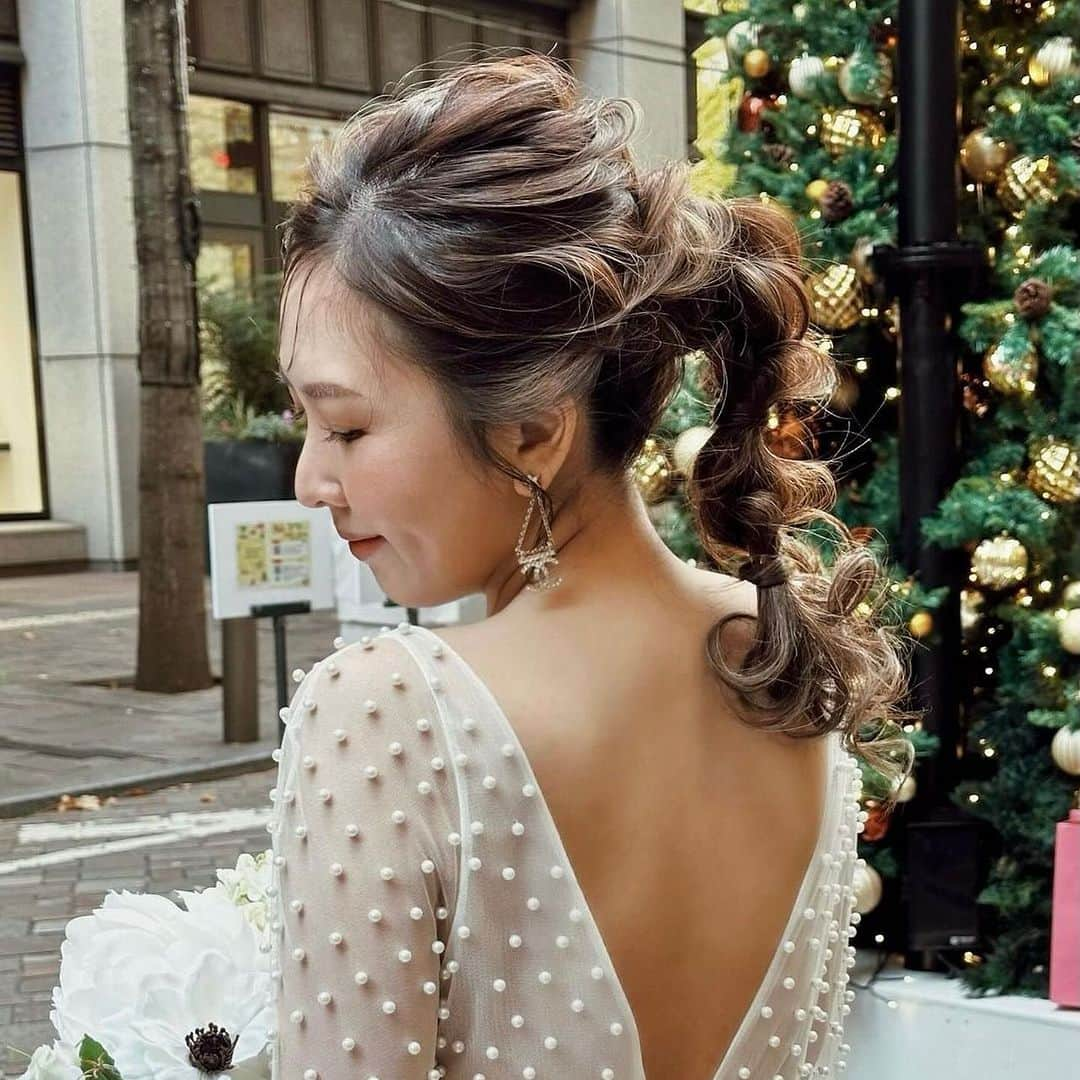 Choole 業界初、オンライン結婚式準備サービスさんのインスタグラム写真 - (Choole 業界初、オンライン結婚式準備サービスInstagram)「【 #パール 】 #パールピアス  #パールアクセサリー  #パール好き  こんばんは！トキハナ編集部です✨  今回はパール×ウエディング💗のかわいすぎる組み合わせをご紹介します🥳 - - - - - - - -  Photo by @maki_hairmake.89  - - - - - - - —   ——————————————————  ⚜️トキハナInstagramとは？  ・結婚式準備に役立つ情報を毎日投稿♡  ・まだ結婚式場が決まっていない花嫁さまへ🌸  ドレス試着・パーソナルカラー診断イベント  定期開催中👗🌈   ・お見逃しのないよう  @tokihana_weddingからフォローください✨   ⚜️トキハナって？   LINEで式場探し使いやすさNo.1✨  『結婚式場見学予約サイト👰🏻‍♀️』    🕊トキハナの特徴🕊   ・持ち込みOKの式場掲載数No.1(自社調べ)👑  ・即決不要で、最大割引が貰える💰  ・自分たちの費用が見学前にわかるから安心💛  ・LINEでいつでも元プランナーに相談できる💡  ・カンタン診断で好みの式場が見つけられる💖  ・ドレス最大50%オフクーポンもget👗  登録はID検索orQRコードから▼   ID:@608xvfyd  —————————————————   #ウエディングドレス #カラードレス #ドレス #ドレス試着 #ドレス迷子 #ドレス探し  #結婚式  #結婚式準備  #プレ花嫁  #卒花嫁  #トキハナ」12月17日 23時24分 - tokihana_wedding