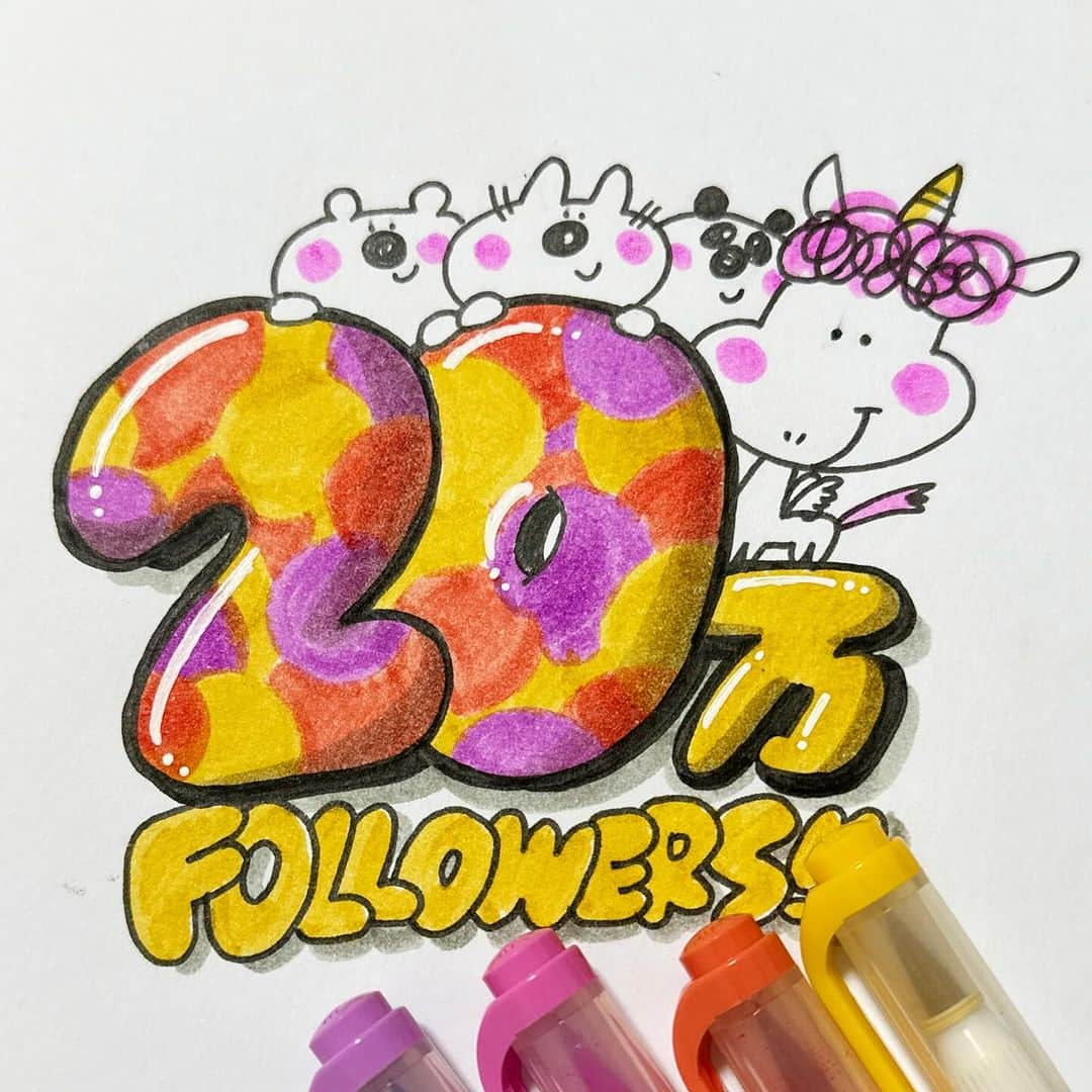 あゆあゆのインスタグラム：「祝20万フォロワー🎊 2023.12.17 いつもたくさんの応援ありがとう!!! お喋りしながら描いてみたよ🥹❤️‍🔥 コレは記念に残したくて…投稿に。  手描きは毎回発見がある。 今回もいろんなペンを使って描いたけど 違う順番、組み合わせで全然違うー❤️‍🔥  下書きから完成までの手順の画像も載せたから 変化が面白いかと✨  影つけたあたりから一気に3Dに！ 面白いね！！！  明日21:00〜あゆ友の会も募集始まります✨ 2週間無料お試しは今回だけです♪ 気になってた人、迷ってる人、ぜひ🩷 ストーリーでお知らせするから必ず見てね✨  #いつもありがとうございます  #記念LIVE #手書き #手描き」