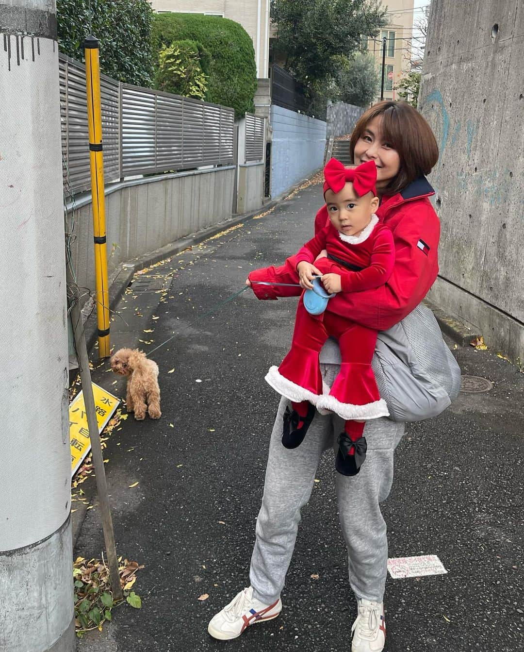 神田咲凛さんのインスタグラム写真 - (神田咲凛Instagram)「良き週末でした✌️ . . . . . . . . . . . . . . . . . . . . . . . . . . . . #아기스타그램 #赤ちゃんコス#赤ちゃんサンタ#赤ちゃんコーデ #ベビー服#ベビーコーデ #赤ちゃんのいる暮らし #赤ちゃんのいる生活 #赤ちゃん写真 #ママライフ#クリスマスコス#クリスマスコスプレ#抱っこ紐#抱っこ紐コーデ #ママライフ#ママコーデ #ママファッション #女の子ママ」12月17日 23時36分 - t12345vxq