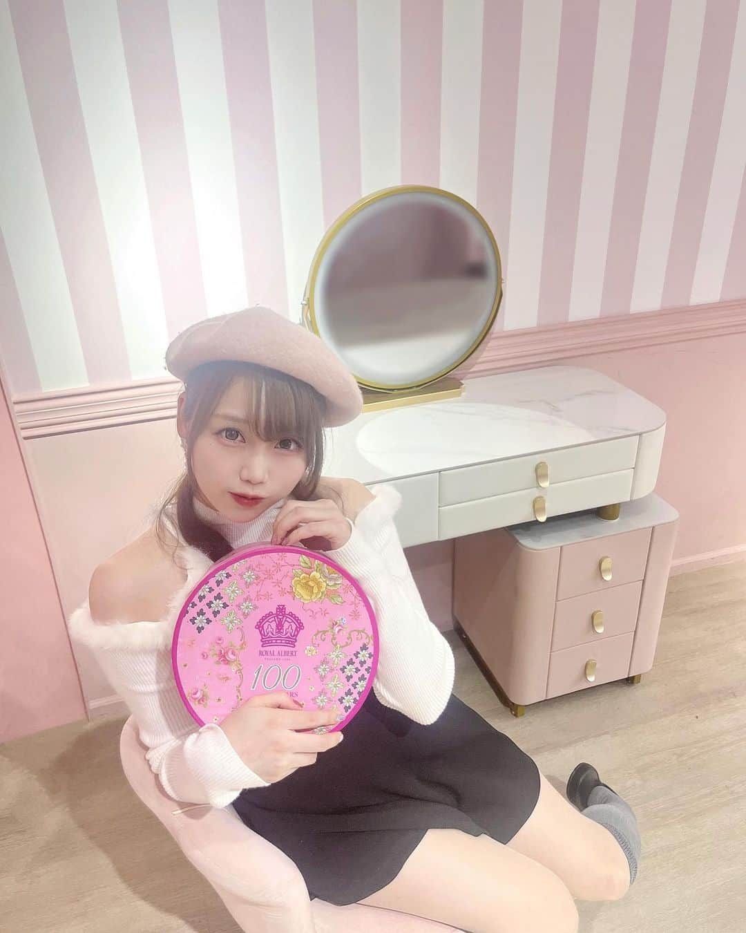 塚本舞のインスタグラム：「昨日はクリスマス撮影会ありがとうございました🎄  とっても久しぶりの試みだったのですが、 皆さんに「開催してくれてありがとう」と言っていただけて 感謝とラブが溢れました🥲🫶  少し早いけれど、来てくださった皆さんに良いお年を をお伝えできてよかったな〜🍥  今年はほぼ毎月のようにイベント等を行わせていただき まいぷにすとさんに沢山お会いできて幸せな一年でした！  来年も色々なことに挑戦を続けてまいりますので 今年お会いできた方、またお会いできていない方も どうぞよろしくお願いします♡」