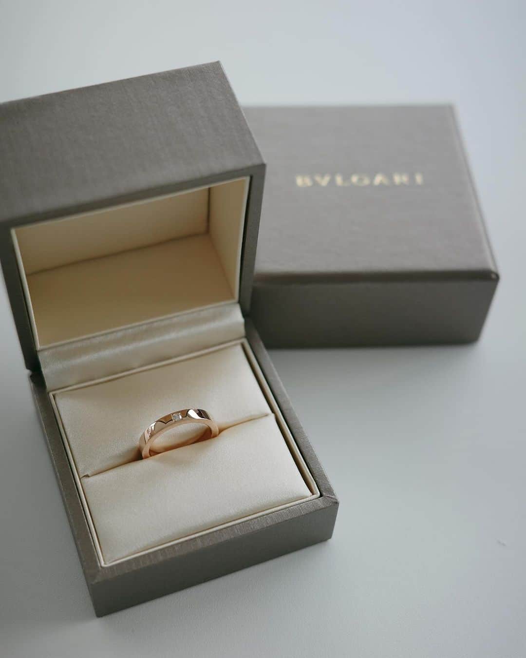 梶恵理子のインスタグラム：「夫からちょっと早めの クリスマスプレゼントをいただきました🎄🩷  今年はBVLGARIのリング…！！♡ 結婚指輪に重ね付けできるようにと😌  もうめちゃくちゃ可愛い！！ ピンクゴールドとシルバーリング合う！！！ 可愛い可愛い可愛い〜〜〜！！ ありがとう〜！  #クリスマスプレゼント#リング#指輪#ブルガリ#BVLGARI」