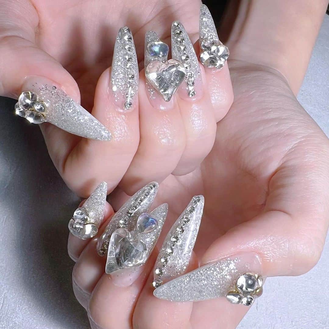 なかやまちえこさんのインスタグラム写真 - (なかやまちえこInstagram)「🅶🅰🅻 𝔫𝔞𝔦𝔩𝔰.⠀ ⠀ @renkoseki ちゃん⠀ 1本以外自爪です♡⠀ ⠀ #nail #nails #nailart #ネイル #美甲 #ネイルアート  #japanesenailart #manucure #japanesenails #manicurist #gelnails #أظافر #네일아트 #미용  #เพ้นท์เล็บ #artedeuñas #เพ้นท์เล็บเจล #ジェルネイルデザイン #ネイルデザイン #nagelkunst #ギャルネイル @kimacat_betty #pr」12月18日 0時00分 - chiekonakayama