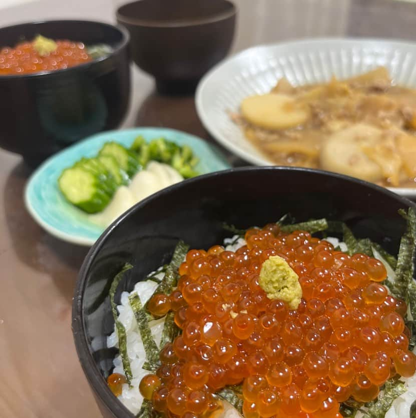 大湯みほのインスタグラム：「………  久しぶりに、ごはん🍚投稿  ✨いくら丼✨ ✨里芋そぼろ白菜だいこんあんかけ✨ ✨ぬか漬け✨ ✨ねぎわかめ豆腐みそ汁✨  週末は、手抜きごはん🍚が多めですが😌 生姜やにんにく🧄身体をあたためる食材を使ったり、ぬか漬けを毎日の食事に取り入れたりと、冬に負けないように、考えながらの夕飯づくりはとても楽しいです！  お手伝いブーム👶がまだ続いてるため、夕飯の仕度にも2倍以上の時間がかかる毎日ではありますが、体調管理には気をつけて、年末を迎えたいと思います✨」