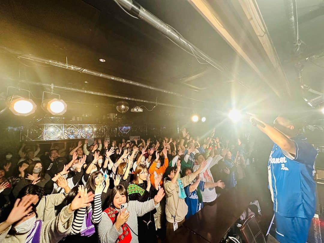 DEppaさんのインスタグラム写真 - (DEppaInstagram)「🎤  本日は大阪 京橋BERONICAで行われた 【Shima-Gcrew 2023】(シマグクル) 〜島の心を持った仲間たちの復活祭~ に出演させて頂きました！  でーじ楽しかったーーーッ！！！✨💯  呼んでくれた @yasushi_oic やっしーさんに 心から大感謝！ありがとうございました！！！  久々に会えた仲間たち、初めましての方々、 濃すぎるメンツは最高に楽しかったです🤣👍🏽  そして何より！会場まで来てくれたお客様、 愛するシクラ族の仲間たち！BERONICAの皆様！  イベントが大成功したのは皆様のおかげです！  一緒に楽しんでくれてありがとね！！！  必ずまた会いましょう！必ず！  本当にありがとうございました！m(_ _)m  はぁ。。。  まだ帰りの車の中だけど、楽しかった3日間 東京→名古屋→大阪が終わってしまった。  移動もライブも大変だったけど最高に楽しかったなぁ  来年はもっともっと全国を回りたい🔥  ツアーもやりたい！ワンマンもやりたい！  頑張ります！シクラメン！  どうかライブに来てください！  どうか応援してやってください！  宜しくお願いします！  今年のライブは残すところ【クリスマス】と 大晦日の【カウントダウン】のみ！  最後まで走り抜けるぞーーーッ！！！🍀🦑🐙  #シクラメン #シクラ族 #シクライブ #LIVE #ShimaGcrew #しまぐくる #BERONICA #やっしー #てぃーのり #FUMA #HiDE春 #ArtMoreGroovy #ポニーテールリボンズ #ジャアバーボンズ #沖縄 #大阪 #島人」12月18日 0時04分 - deppa_shikuramen