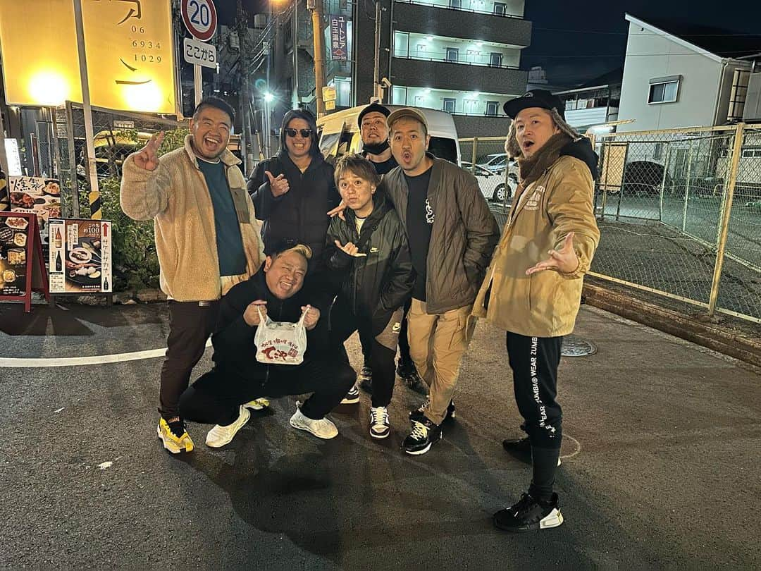 DEppaさんのインスタグラム写真 - (DEppaInstagram)「🎤  本日は大阪 京橋BERONICAで行われた 【Shima-Gcrew 2023】(シマグクル) 〜島の心を持った仲間たちの復活祭~ に出演させて頂きました！  でーじ楽しかったーーーッ！！！✨💯  呼んでくれた @yasushi_oic やっしーさんに 心から大感謝！ありがとうございました！！！  久々に会えた仲間たち、初めましての方々、 濃すぎるメンツは最高に楽しかったです🤣👍🏽  そして何より！会場まで来てくれたお客様、 愛するシクラ族の仲間たち！BERONICAの皆様！  イベントが大成功したのは皆様のおかげです！  一緒に楽しんでくれてありがとね！！！  必ずまた会いましょう！必ず！  本当にありがとうございました！m(_ _)m  はぁ。。。  まだ帰りの車の中だけど、楽しかった3日間 東京→名古屋→大阪が終わってしまった。  移動もライブも大変だったけど最高に楽しかったなぁ  来年はもっともっと全国を回りたい🔥  ツアーもやりたい！ワンマンもやりたい！  頑張ります！シクラメン！  どうかライブに来てください！  どうか応援してやってください！  宜しくお願いします！  今年のライブは残すところ【クリスマス】と 大晦日の【カウントダウン】のみ！  最後まで走り抜けるぞーーーッ！！！🍀🦑🐙  #シクラメン #シクラ族 #シクライブ #LIVE #ShimaGcrew #しまぐくる #BERONICA #やっしー #てぃーのり #FUMA #HiDE春 #ArtMoreGroovy #ポニーテールリボンズ #ジャアバーボンズ #沖縄 #大阪 #島人」12月18日 0時04分 - deppa_shikuramen