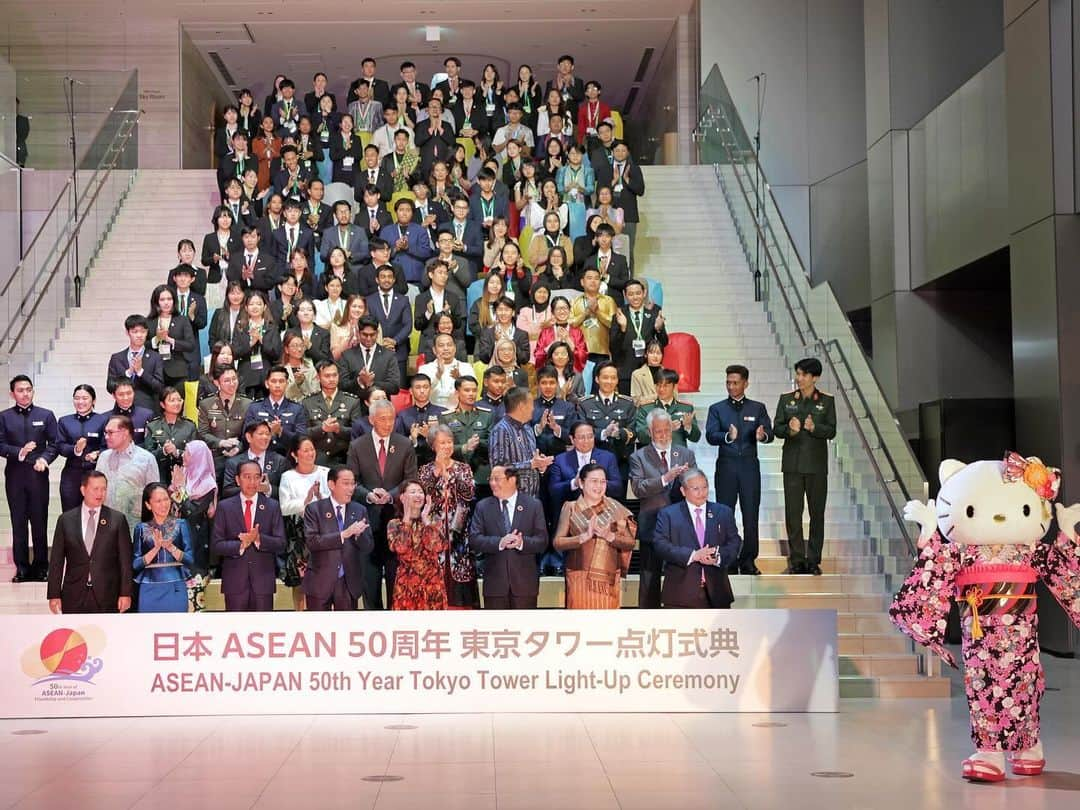 リー・シェンロンさんのインスタグラム写真 - (リー・シェンロンInstagram)「Celebrated the Golden Jubilee of ASEAN-Japan relations with PM @fumio_kishida and fellow @asean Leaders.  ASEAN-Japan cooperation began in 1973 with the establishment of a forum on synthetic rubber. From such humble beginnings, the relationship has grown stronger and wider-ranging. This year, Japan became ASEAN’s newest Comprehensive Strategic Partner.   At the Summit, I spoke about how ASEAN and Japan could collaborate more closely in traditional areas such as trade, investment, and tourism, as well as emerging spheres such as the digital and green economies. Japan also has a constructive role to play in keeping our region peaceful, stable and secure.   We concluded the summit by adopting the Joint Vision Statement on ASEAN-Japan Friendship and Cooperation and its Implementation Plan. Look forward to building even closer ties between ASEAN countries and Japan. – LHL  (MCI Photos by Lim Sin Thai)」12月18日 0時05分 - leehsienloong