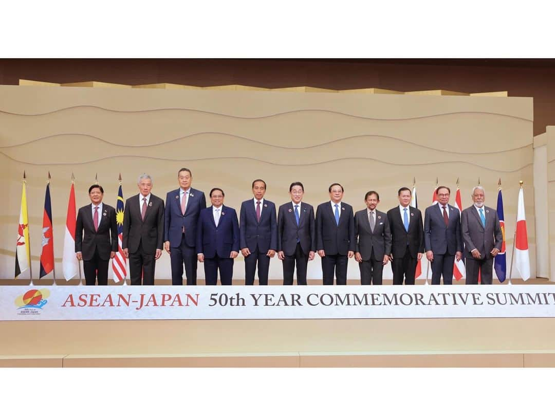 リー・シェンロンのインスタグラム：「Celebrated the Golden Jubilee of ASEAN-Japan relations with PM @fumio_kishida and fellow @asean Leaders.  ASEAN-Japan cooperation began in 1973 with the establishment of a forum on synthetic rubber. From such humble beginnings, the relationship has grown stronger and wider-ranging. This year, Japan became ASEAN’s newest Comprehensive Strategic Partner.   At the Summit, I spoke about how ASEAN and Japan could collaborate more closely in traditional areas such as trade, investment, and tourism, as well as emerging spheres such as the digital and green economies. Japan also has a constructive role to play in keeping our region peaceful, stable and secure.   We concluded the summit by adopting the Joint Vision Statement on ASEAN-Japan Friendship and Cooperation and its Implementation Plan. Look forward to building even closer ties between ASEAN countries and Japan. – LHL  (MCI Photos by Lim Sin Thai)」