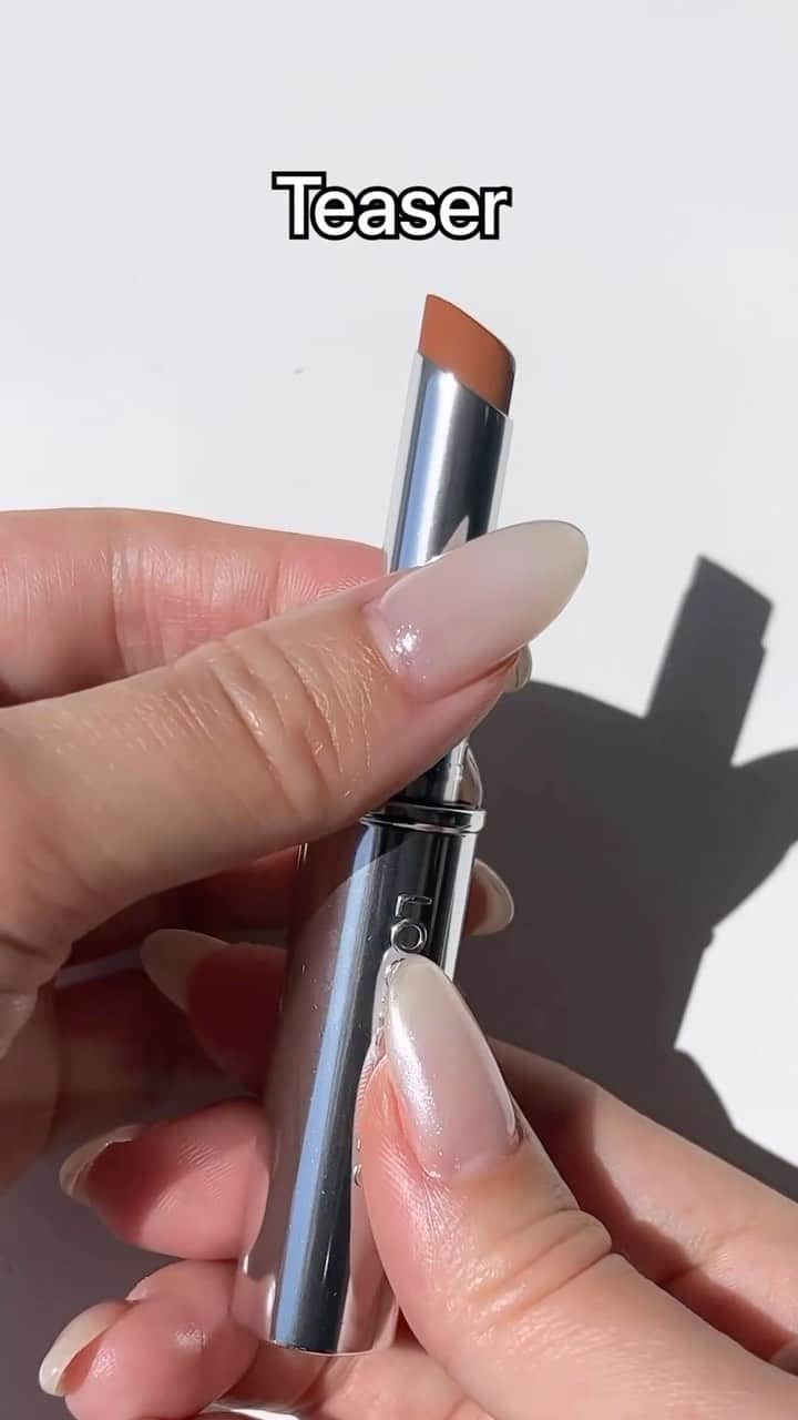 M·A·C Cosmetics BRのインスタグラム：「🤎OS NOVOS NUDES QUE VOCÊ PRECISA CONHECER 🤎 Aplique os neutros “”sem nada”” com a sensação quase nua do Batom #MACLockedKiss24HRS  em: 🤎Teaser (bege claro de tom quente) 🤎Posh (marrom quente)」