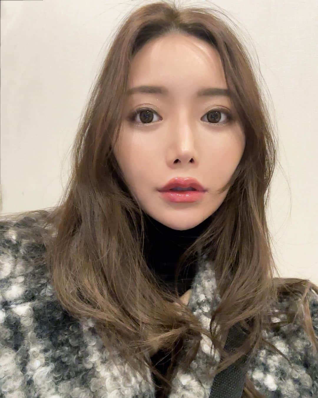 寺口智香のインスタグラム：「お久しぶりです 最近体重測ってないのですが どうやらついに太ってきました😵‍💫  夜食に中華ばっかり食べちゃうからですね🥟 夜食食べない！  12月あと半月。今年も残り半月。 今年も1年走りきった！！と思えるくらい 最後頑張りたいと思います‎🤍  ちなみに、今年の漢字はみんな何でしたか？ これ聞きまくってて でも聞いてみると意外にスっと答えが出てこない人が多くて！  自分の1年振り返るのに凄くいい話題なので ぜひ使ってください、  ちなみに私は"一"でした！ これまだ擦り続ける話題なので 大晦日あたりに解説させてください(笑)  みんなの今年の漢字、コメントでぜひ聞かせてね！」