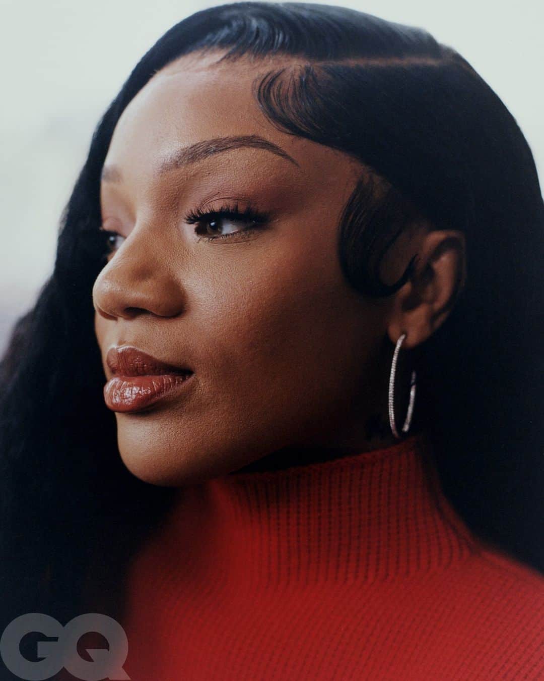 GQのインスタグラム：「@glorillapimp is still developing in real time. The rapper is having the kind of year every rookie artist dreams of—particularly one in hip-hop, a genre that moves at the speed of light—but she’s still open to trying everything. “You got to step out your comfort zone. If you're comfortable, you're never going to grow.”  The rap star reflects on her sheltered upbringing in the church, misogyny and patriarchy in rap culture, and being open to all creative possibilities. Read the #GQHYPE at the link in bio.  Written by @gerrickkennedy Photographs by @juliusmfrazer Styled by @branduh Hair by Tredreco Butler @beetbydrek Make up by Breana Dufor @beatzbybre Nails by Julia Fontaine @setsbyjuju」