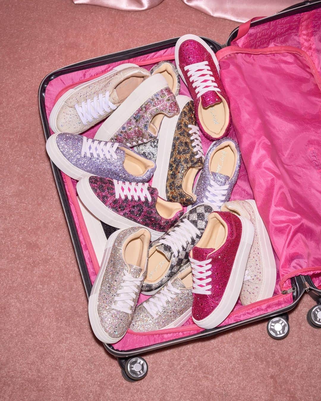 ベッツィジョンソンのインスタグラム：「Packing for the holidays is always so fun 😅.」