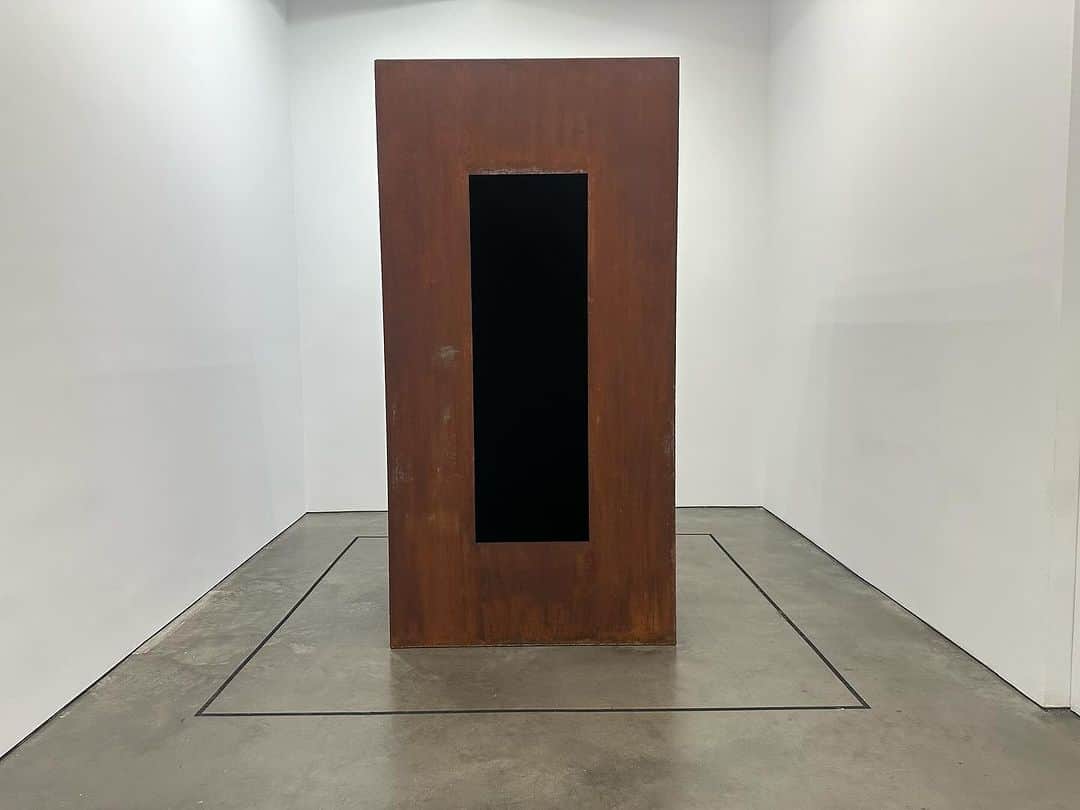 トームさんのインスタグラム写真 - (トームInstagram)「Caught the last day of @anish.kapoor @lisson_gallery a redux of his phenomenal Venice Biennale 2022 installations that I was lucky to experience…  “This November, across both of Lisson Gallery’s New York locations, Anish Kapoor presents an exhibition of new and recent works, following his highly acclaimed career-spanning survey at the Gallerie dell’Accademia and the Palazzo Manfrin in Venice last year. The exhibition brings together never before seen standalone sculptures and large-scale installations, presenting for the first time in an exhibition in New York the artist’s enigmatic and corporeal paintings and premiering a series of works using the extraordinary Vantablack nano-technology: a substance – so dark that it absorbs 99.8% of visible light.   Kapoor has gained recent acclaim for his paintings, a long-standing element of his practice that has received new attention over the past decade in museum exhibitions from the Rijksmuseum in Amsterdam to the Museum of Contemporary Art in Shenzhen. At 504 West 24th Street, powerful and explosive large-scale oil paintings churn with expressive brushwork, reverberating between corporal definition and abstraction. Within their seemingly violent energy these paintings contain an intimate and spiritual tension and explore the fundamental functions and poetics of life. One group, titled Ein Sof (2022) refers to the term, in Kabbalah, of the Infinite God – a deity with no static, definable form, one that is hidden and revealed, real and illusory, creator of humankind and humankind’s creation. Each vibrant painting reveals the process of bursting out of its own dark shadow with luminous crimson paint, the blood-red material partially defining a figurative object in transformation. “」12月18日 6時10分 - tomenyc