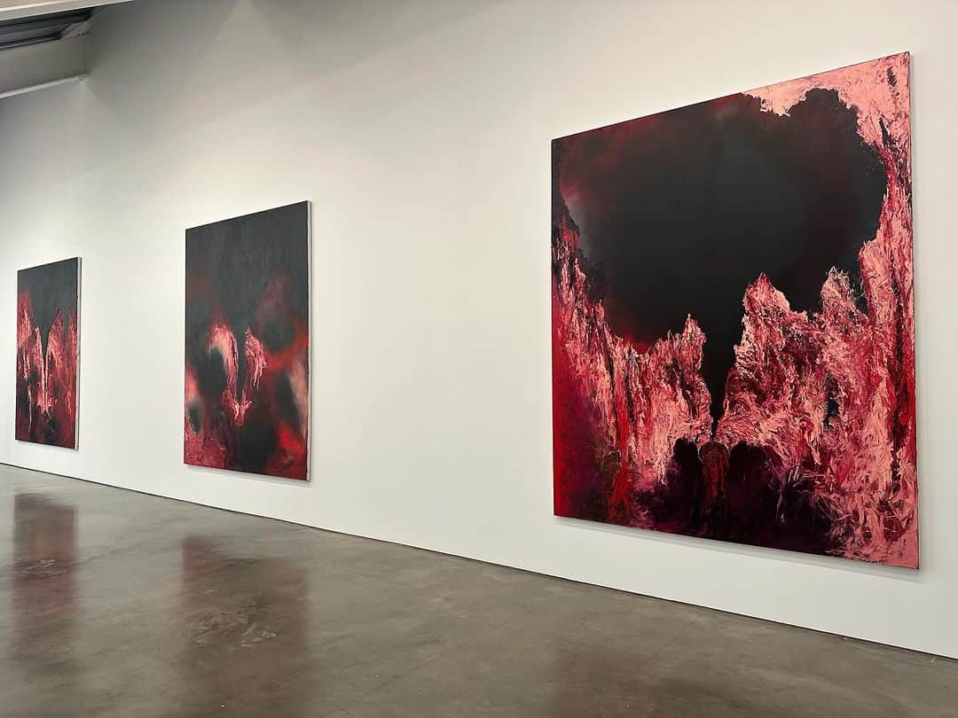 トームさんのインスタグラム写真 - (トームInstagram)「Caught the last day of @anish.kapoor @lisson_gallery a redux of his phenomenal Venice Biennale 2022 installations that I was lucky to experience…  “This November, across both of Lisson Gallery’s New York locations, Anish Kapoor presents an exhibition of new and recent works, following his highly acclaimed career-spanning survey at the Gallerie dell’Accademia and the Palazzo Manfrin in Venice last year. The exhibition brings together never before seen standalone sculptures and large-scale installations, presenting for the first time in an exhibition in New York the artist’s enigmatic and corporeal paintings and premiering a series of works using the extraordinary Vantablack nano-technology: a substance – so dark that it absorbs 99.8% of visible light.   Kapoor has gained recent acclaim for his paintings, a long-standing element of his practice that has received new attention over the past decade in museum exhibitions from the Rijksmuseum in Amsterdam to the Museum of Contemporary Art in Shenzhen. At 504 West 24th Street, powerful and explosive large-scale oil paintings churn with expressive brushwork, reverberating between corporal definition and abstraction. Within their seemingly violent energy these paintings contain an intimate and spiritual tension and explore the fundamental functions and poetics of life. One group, titled Ein Sof (2022) refers to the term, in Kabbalah, of the Infinite God – a deity with no static, definable form, one that is hidden and revealed, real and illusory, creator of humankind and humankind’s creation. Each vibrant painting reveals the process of bursting out of its own dark shadow with luminous crimson paint, the blood-red material partially defining a figurative object in transformation. “」12月18日 6時10分 - tomenyc