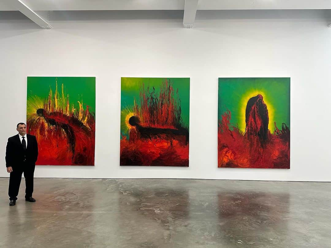 トームさんのインスタグラム写真 - (トームInstagram)「Caught the last day of @anish.kapoor @lisson_gallery a redux of his phenomenal Venice Biennale 2022 installations that I was lucky to experience…  “This November, across both of Lisson Gallery’s New York locations, Anish Kapoor presents an exhibition of new and recent works, following his highly acclaimed career-spanning survey at the Gallerie dell’Accademia and the Palazzo Manfrin in Venice last year. The exhibition brings together never before seen standalone sculptures and large-scale installations, presenting for the first time in an exhibition in New York the artist’s enigmatic and corporeal paintings and premiering a series of works using the extraordinary Vantablack nano-technology: a substance – so dark that it absorbs 99.8% of visible light.   Kapoor has gained recent acclaim for his paintings, a long-standing element of his practice that has received new attention over the past decade in museum exhibitions from the Rijksmuseum in Amsterdam to the Museum of Contemporary Art in Shenzhen. At 504 West 24th Street, powerful and explosive large-scale oil paintings churn with expressive brushwork, reverberating between corporal definition and abstraction. Within their seemingly violent energy these paintings contain an intimate and spiritual tension and explore the fundamental functions and poetics of life. One group, titled Ein Sof (2022) refers to the term, in Kabbalah, of the Infinite God – a deity with no static, definable form, one that is hidden and revealed, real and illusory, creator of humankind and humankind’s creation. Each vibrant painting reveals the process of bursting out of its own dark shadow with luminous crimson paint, the blood-red material partially defining a figurative object in transformation. “」12月18日 6時10分 - tomenyc