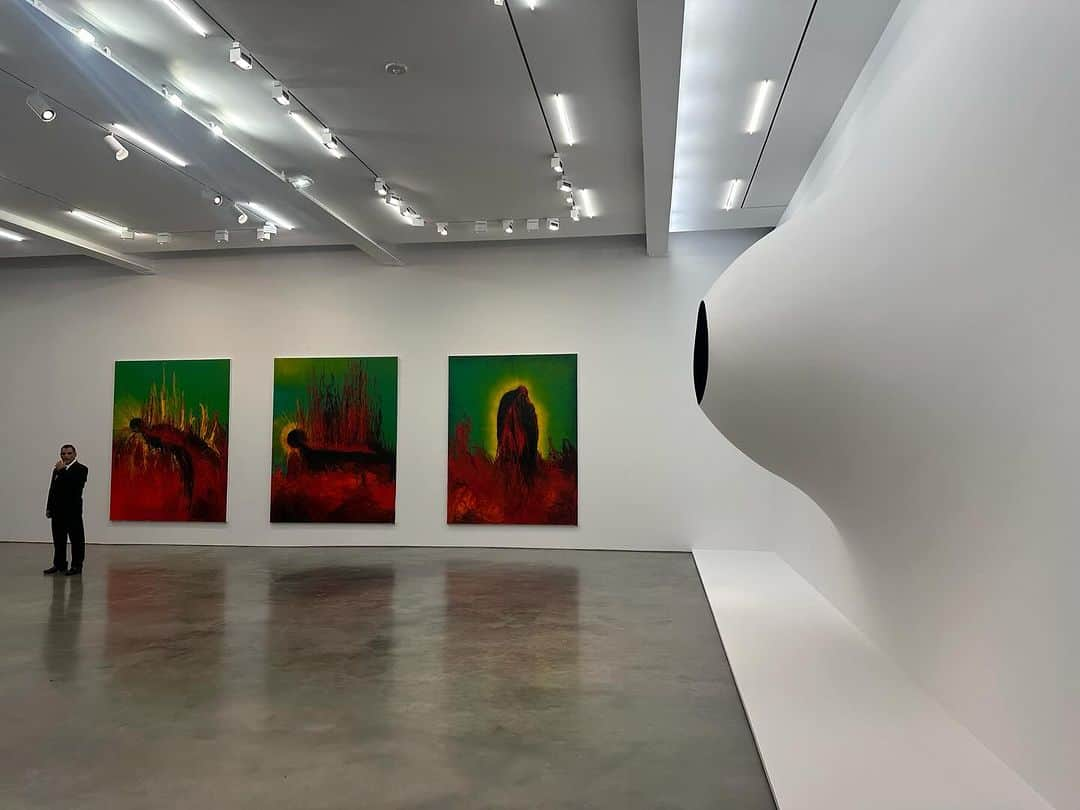 トームさんのインスタグラム写真 - (トームInstagram)「Caught the last day of @anish.kapoor @lisson_gallery a redux of his phenomenal Venice Biennale 2022 installations that I was lucky to experience…  “This November, across both of Lisson Gallery’s New York locations, Anish Kapoor presents an exhibition of new and recent works, following his highly acclaimed career-spanning survey at the Gallerie dell’Accademia and the Palazzo Manfrin in Venice last year. The exhibition brings together never before seen standalone sculptures and large-scale installations, presenting for the first time in an exhibition in New York the artist’s enigmatic and corporeal paintings and premiering a series of works using the extraordinary Vantablack nano-technology: a substance – so dark that it absorbs 99.8% of visible light.   Kapoor has gained recent acclaim for his paintings, a long-standing element of his practice that has received new attention over the past decade in museum exhibitions from the Rijksmuseum in Amsterdam to the Museum of Contemporary Art in Shenzhen. At 504 West 24th Street, powerful and explosive large-scale oil paintings churn with expressive brushwork, reverberating between corporal definition and abstraction. Within their seemingly violent energy these paintings contain an intimate and spiritual tension and explore the fundamental functions and poetics of life. One group, titled Ein Sof (2022) refers to the term, in Kabbalah, of the Infinite God – a deity with no static, definable form, one that is hidden and revealed, real and illusory, creator of humankind and humankind’s creation. Each vibrant painting reveals the process of bursting out of its own dark shadow with luminous crimson paint, the blood-red material partially defining a figurative object in transformation. “」12月18日 6時10分 - tomenyc