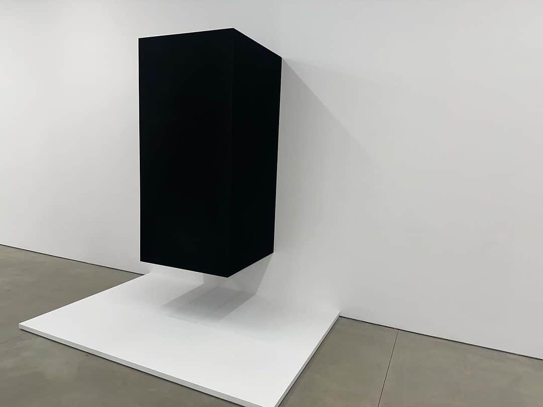 トームさんのインスタグラム写真 - (トームInstagram)「Caught the last day of @anish.kapoor @lisson_gallery a redux of his phenomenal Venice Biennale 2022 installations that I was lucky to experience…  “This November, across both of Lisson Gallery’s New York locations, Anish Kapoor presents an exhibition of new and recent works, following his highly acclaimed career-spanning survey at the Gallerie dell’Accademia and the Palazzo Manfrin in Venice last year. The exhibition brings together never before seen standalone sculptures and large-scale installations, presenting for the first time in an exhibition in New York the artist’s enigmatic and corporeal paintings and premiering a series of works using the extraordinary Vantablack nano-technology: a substance – so dark that it absorbs 99.8% of visible light.   Kapoor has gained recent acclaim for his paintings, a long-standing element of his practice that has received new attention over the past decade in museum exhibitions from the Rijksmuseum in Amsterdam to the Museum of Contemporary Art in Shenzhen. At 504 West 24th Street, powerful and explosive large-scale oil paintings churn with expressive brushwork, reverberating between corporal definition and abstraction. Within their seemingly violent energy these paintings contain an intimate and spiritual tension and explore the fundamental functions and poetics of life. One group, titled Ein Sof (2022) refers to the term, in Kabbalah, of the Infinite God – a deity with no static, definable form, one that is hidden and revealed, real and illusory, creator of humankind and humankind’s creation. Each vibrant painting reveals the process of bursting out of its own dark shadow with luminous crimson paint, the blood-red material partially defining a figurative object in transformation. “」12月18日 6時10分 - tomenyc