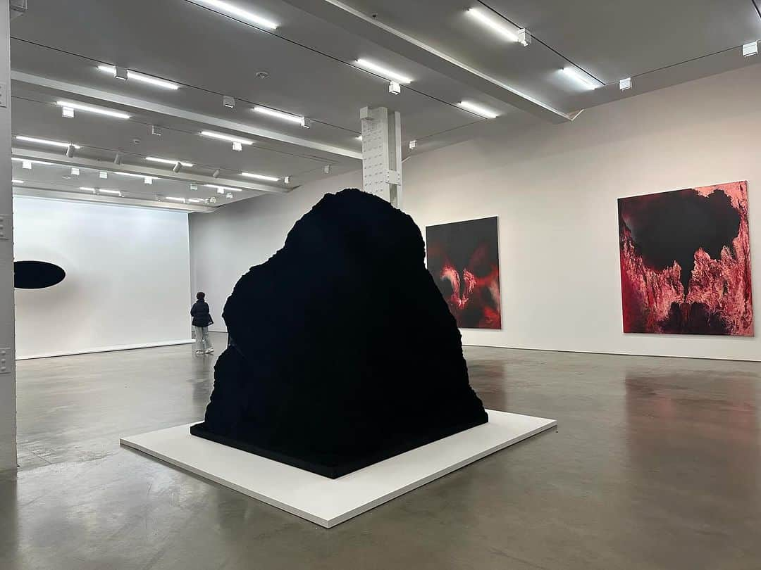 トームさんのインスタグラム写真 - (トームInstagram)「Caught the last day of @anish.kapoor @lisson_gallery a redux of his phenomenal Venice Biennale 2022 installations that I was lucky to experience…  “This November, across both of Lisson Gallery’s New York locations, Anish Kapoor presents an exhibition of new and recent works, following his highly acclaimed career-spanning survey at the Gallerie dell’Accademia and the Palazzo Manfrin in Venice last year. The exhibition brings together never before seen standalone sculptures and large-scale installations, presenting for the first time in an exhibition in New York the artist’s enigmatic and corporeal paintings and premiering a series of works using the extraordinary Vantablack nano-technology: a substance – so dark that it absorbs 99.8% of visible light.   Kapoor has gained recent acclaim for his paintings, a long-standing element of his practice that has received new attention over the past decade in museum exhibitions from the Rijksmuseum in Amsterdam to the Museum of Contemporary Art in Shenzhen. At 504 West 24th Street, powerful and explosive large-scale oil paintings churn with expressive brushwork, reverberating between corporal definition and abstraction. Within their seemingly violent energy these paintings contain an intimate and spiritual tension and explore the fundamental functions and poetics of life. One group, titled Ein Sof (2022) refers to the term, in Kabbalah, of the Infinite God – a deity with no static, definable form, one that is hidden and revealed, real and illusory, creator of humankind and humankind’s creation. Each vibrant painting reveals the process of bursting out of its own dark shadow with luminous crimson paint, the blood-red material partially defining a figurative object in transformation. “」12月18日 6時10分 - tomenyc