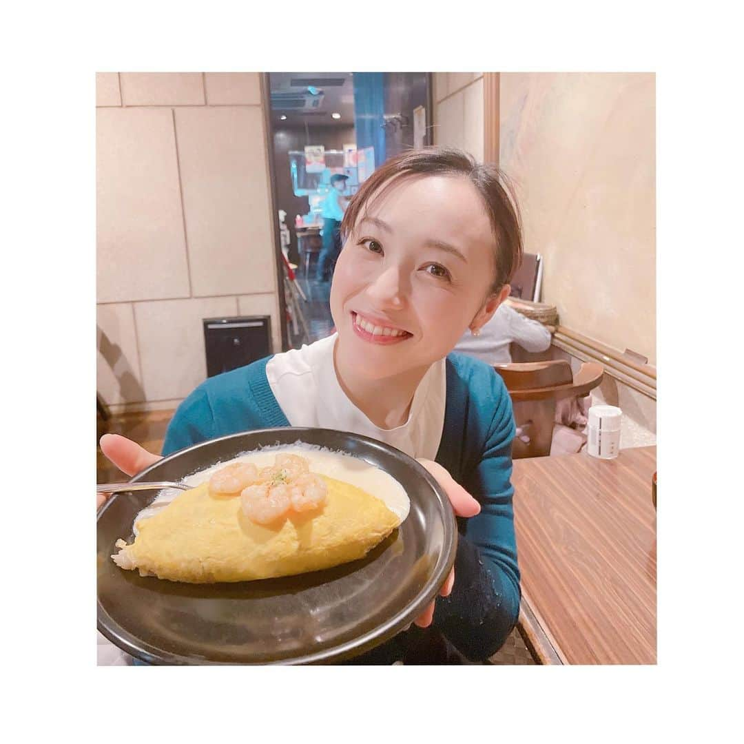 楓ゆきさんのインスタグラム写真 - (楓ゆきInstagram)「꙳⋆  元祖オムライス🥹🥚　 『北極星』堀江店へ行ってきました！ 今日私がいただいたのは えびのバターソテーオムライス😋 さも自分が作って「召し上がれ」と言っているような写真が撮れました🥹笑  美味しかったです！ オムライスは大正14年日本発祥なんだそう😳✨ 卵料理好きにはたまらないですよね🥹  私は茶巾寿司も大好き🟡 卵に包まれる料理が好きなのです🤤🫶🏻  その後は通りがかりの家具屋さんへ。 こんなお家に住みたーい♪ が、溢れていました🥹✨✨ 楽しい空間でした♪  #卵🥚#卵料理#オムライス#茶巾寿司 #包まれる幸せ#🤤♡ #インテリア#妄想膨らむ空間」12月18日 0時46分 - yuki_kaede.tan