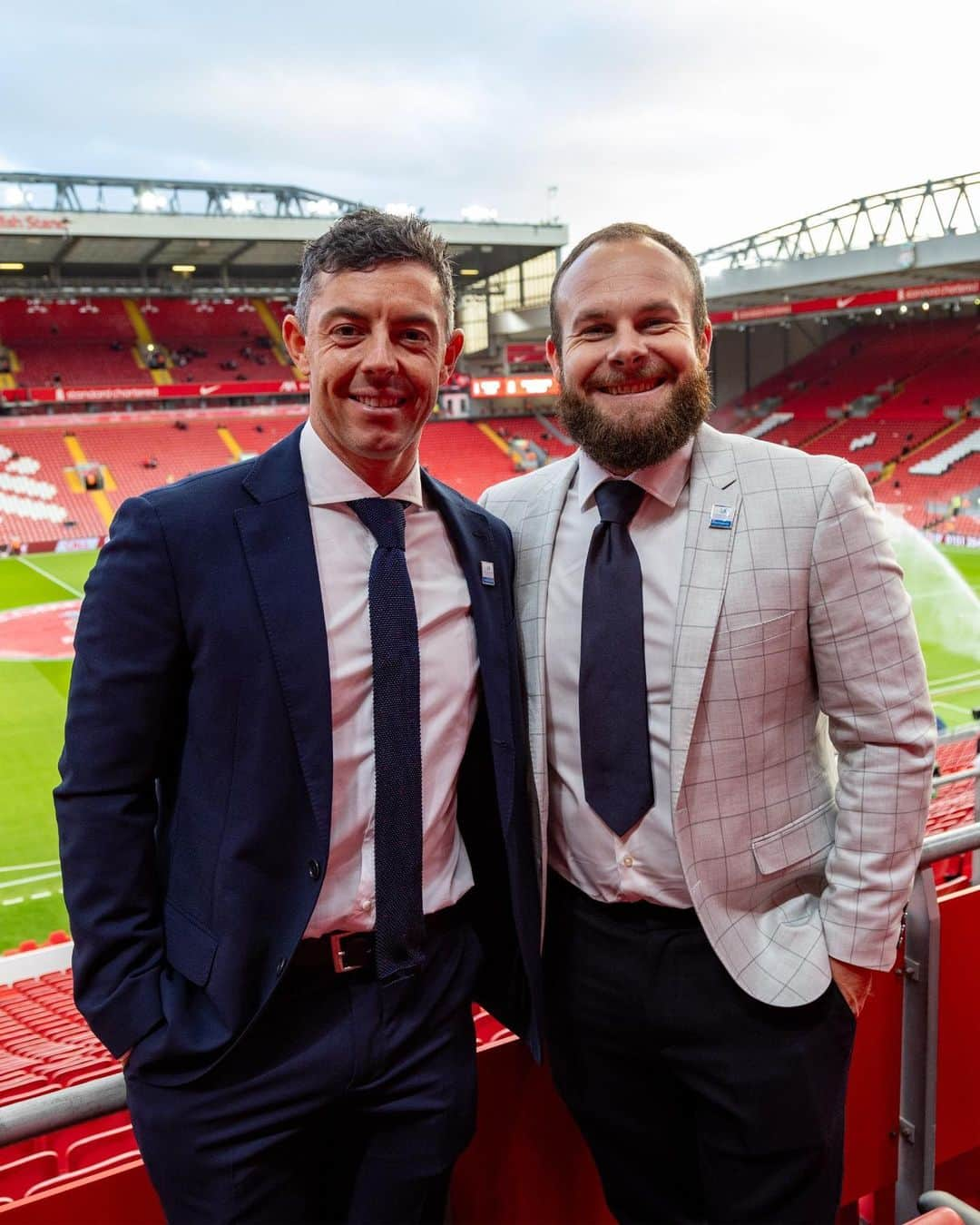 ローリー・マキロイのインスタグラム：「Ready for the big game ⚽️   @rorymcilroy and @tyrrellhatton are at Anfield for #LIVMUN.   📸: @liverpoolfc」