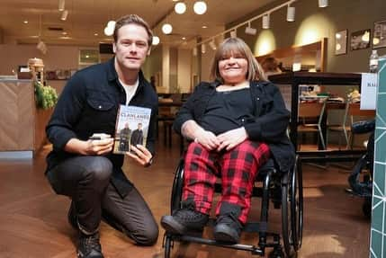 サム・ヒューアンさんのインスタグラム写真 - (サム・ヒューアンInstagram)「Thanks to everyone who braved the dreich Scottish weather to come visit @waterstonesgla !🙌  Signed a bunch of “Clanlands in New Zealand”. Also a huge thank you to the brilliant staff for making us so welcome. Lovely to meet you all and a very Merry Xmas!xxx」12月18日 0時53分 - samheughan