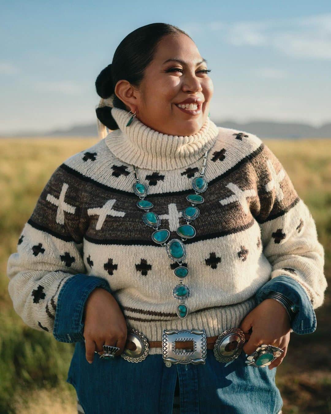 Polo Ralph Laurenさんのインスタグラム写真 - (Polo Ralph LaurenInstagram)「While designing this collaboration, @NaiomiGlasses found inspiration in her home, Dinétah (Navajo Nation).   “The first drop is truly a love letter to the land. With this drop, people get to see into our world.” —#NaiomiGlasses  Explore the #PoloRalphLauren x Naiomi Glasses collection via the link in bio.  #RLArtistInResidence #PoloRLStyle」12月18日 1時05分 - poloralphlauren