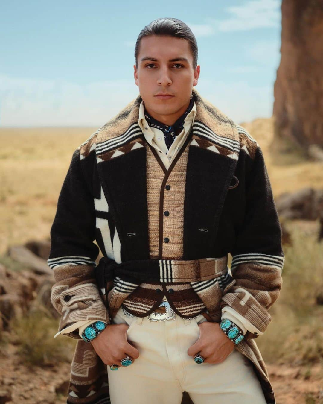 Polo Ralph Laurenさんのインスタグラム写真 - (Polo Ralph LaurenInstagram)「While designing this collaboration, @NaiomiGlasses found inspiration in her home, Dinétah (Navajo Nation).   “The first drop is truly a love letter to the land. With this drop, people get to see into our world.” —#NaiomiGlasses  Explore the #PoloRalphLauren x Naiomi Glasses collection via the link in bio.  #RLArtistInResidence #PoloRLStyle」12月18日 1時05分 - poloralphlauren