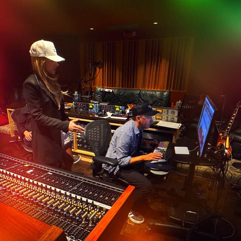 オリアンティのインスタグラム：「New tunes out soon ✨✨🎸💛 @justinandres3 🎥 @raevintonn」