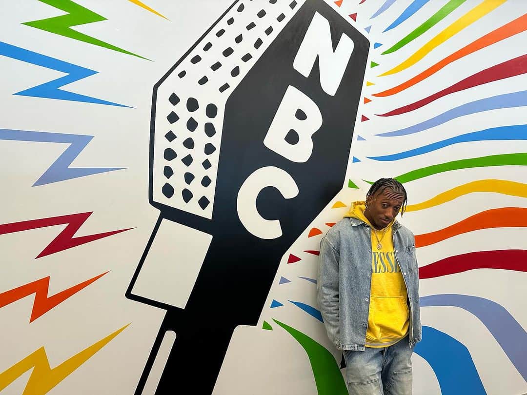 レクレーのインスタグラム：「Let me tell you the truth. I started this post off with a pic of my upcoming interview on NBC because I thought “people need to know you’re still active & relevant.” But searching my heart I found the deeper underlying motive is wanting to feel needed. Wanting to reassure myself that I matter because of course if a major network interviews you, then you still matter right?  So as I’m wrestling thru this I remember the Creator of the universe Himself  is always requesting my presence. “Hey LECRAE when you’re done vying for the approval of people (that I created by the way)…I’d love to hang with you.” Prompted me to sit in his presence and read his words. They give life.   Enjoy the foolery that follows.」