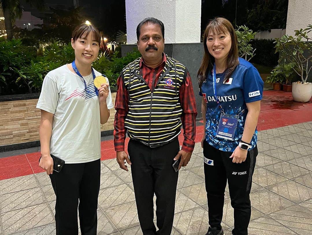奥原希望さんのインスタグラム写真 - (奥原希望Instagram)「MDISHA MASTERS 2023で優勝しました🏆 . 決勝戦は最後までとても苦しい展開でしたが、チャンスが来るのを待って我慢することができました。 . 今年最後の海外遠征を良い締めくくりで終われて良かったです！！ . インド着いた時は無事に試合ができるのか、生活の面で不安だらけでしたが、Kunalさんと、ドライバーの方にお世話していただいて何不自由ない生活が出来ました！ . 日本に無事帰るまで気を緩めず、今別府さんと2人だけの孤独旅を頑張ります！！ . . I did it🏆 Today's match was a very tough match for me. But at any time I never gave up. When we arrived in India, we were worried about the living conditions. But Mr.Kunal and the driver helped me with everything.  Thank you my lovely indian fan's supporting me. . . #odishamasters2023 #badminton #nozomiokuhara #okuharanozomi #奥原希望」12月18日 1時26分 - okuharanozomi