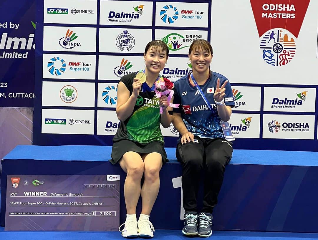 奥原希望さんのインスタグラム写真 - (奥原希望Instagram)「MDISHA MASTERS 2023で優勝しました🏆 . 決勝戦は最後までとても苦しい展開でしたが、チャンスが来るのを待って我慢することができました。 . 今年最後の海外遠征を良い締めくくりで終われて良かったです！！ . インド着いた時は無事に試合ができるのか、生活の面で不安だらけでしたが、Kunalさんと、ドライバーの方にお世話していただいて何不自由ない生活が出来ました！ . 日本に無事帰るまで気を緩めず、今別府さんと2人だけの孤独旅を頑張ります！！ . . I did it🏆 Today's match was a very tough match for me. But at any time I never gave up. When we arrived in India, we were worried about the living conditions. But Mr.Kunal and the driver helped me with everything.  Thank you my lovely indian fan's supporting me. . . #odishamasters2023 #badminton #nozomiokuhara #okuharanozomi #奥原希望」12月18日 1時26分 - okuharanozomi