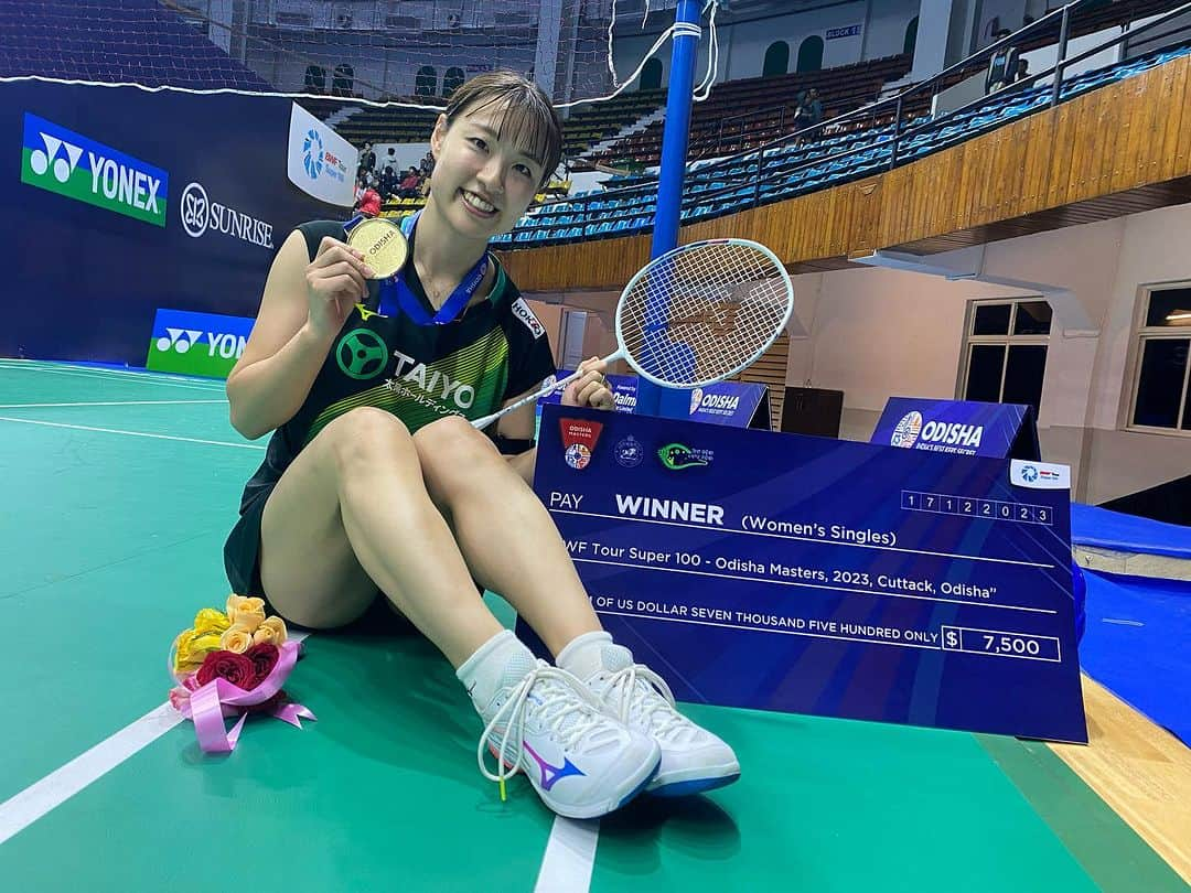 奥原希望のインスタグラム：「MDISHA MASTERS 2023で優勝しました🏆 . 決勝戦は最後までとても苦しい展開でしたが、チャンスが来るのを待って我慢することができました。 . 今年最後の海外遠征を良い締めくくりで終われて良かったです！！ . インド着いた時は無事に試合ができるのか、生活の面で不安だらけでしたが、Kunalさんと、ドライバーの方にお世話していただいて何不自由ない生活が出来ました！ . 日本に無事帰るまで気を緩めず、今別府さんと2人だけの孤独旅を頑張ります！！ . . I did it🏆 Today's match was a very tough match for me. But at any time I never gave up. When we arrived in India, we were worried about the living conditions. But Mr.Kunal and the driver helped me with everything.  Thank you my lovely indian fan's supporting me. . . #odishamasters2023 #badminton #nozomiokuhara #okuharanozomi #奥原希望」