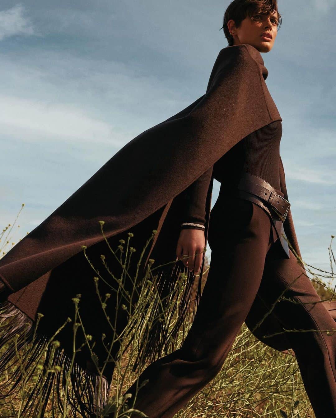 マイケルコースのインスタグラム：「#TaylorHill in a full look from the Fall/Winter 2023 #MichaelKorsCollection runway for her @CCaliforniaStyle Winter Issue cover shoot.  Photographed by @david_roemer」