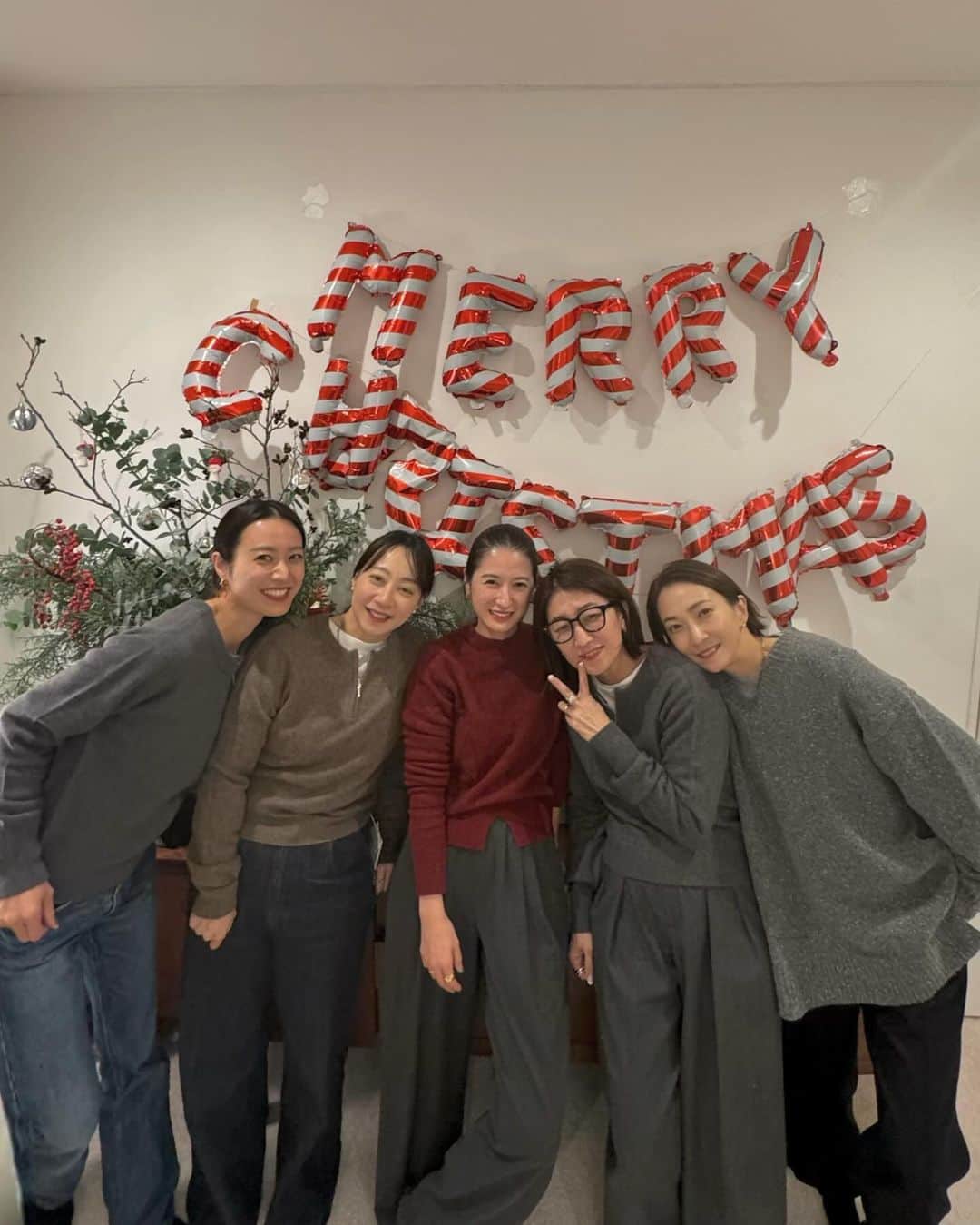 松本恵奈さんのインスタグラム写真 - (松本恵奈Instagram)「こんばんは○今日はいつれものメンバーでx’mas party でした🩷西やんが作ってくれた香箱蟹が最高でした🤤 最後にえなサンタからknitのプレゼントをしたらみんな すぐ私服の上から着てくれた😂 好き♡ しかもサプライズでお誕生日のお祝いもしてもらい幸せすぎた夜でした😭🩷 #xmas #xmasparty」12月18日 1時55分 - ena1123