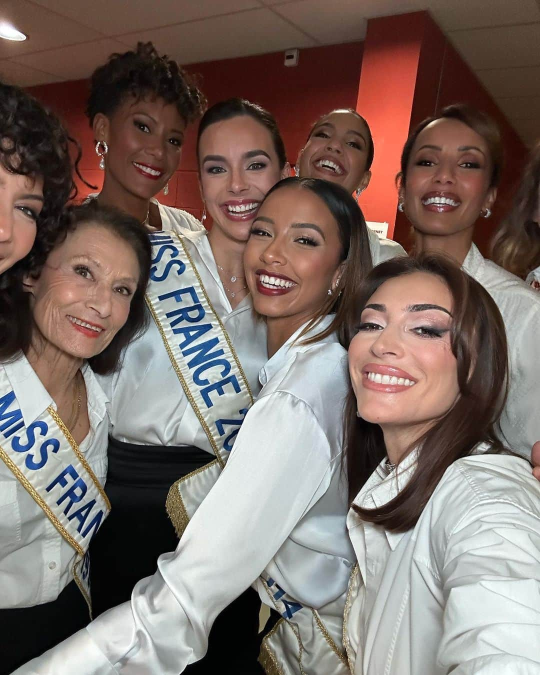 フローラ・コケレルさんのインスタグラム写真 - (フローラ・コケレルInstagram)「Family reunion 💖  #MissFrance」12月18日 2時04分 - floracoquerel