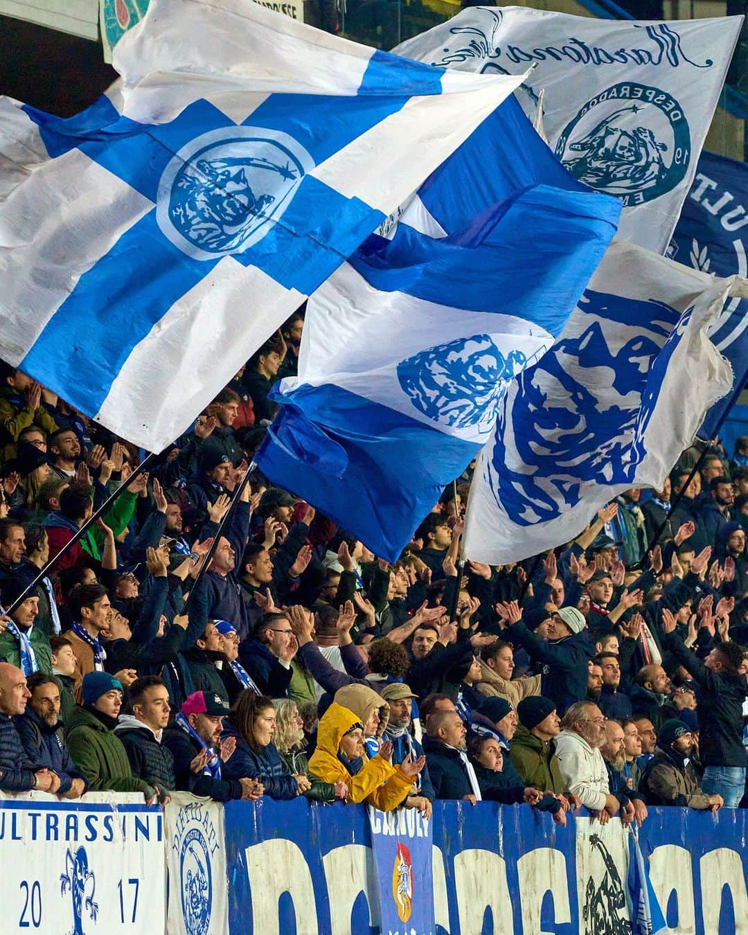 エンポリFCのインスタグラム：「🏟️⚽ 𝐄𝐦𝐩𝐨𝐥𝐢-𝐋𝐚𝐳𝐢𝐨, 𝐢𝐧 𝐯𝐞𝐧𝐝𝐢𝐭𝐚 𝐢 𝐛𝐢𝐠𝐥𝐢𝐞𝐭𝐭𝐢 𝐩𝐞𝐫 𝐥𝐚 𝐬𝐟𝐢𝐝𝐚 𝐝𝐢 𝐯𝐞𝐧𝐞𝐫𝐝𝐢̀ 𝟐𝟐 𝐝𝐢𝐜𝐞𝐦𝐛𝐫𝐞  Promo abbonati, prezzi speciali e biglietto omaggio se acquisti all'Empoli Store: sono in vendita i tagliandi per #EmpoliLazio, gara valida per la diciassettesima giornata di #SerieA in programma venerdì 22 dicembre alle 18.30 al #CarloCastellani #ComputerGrossArena  👉 Acquista all’Empoli Store e in omaggio avrai un biglietto per Empoli-Lazio: per una spesa minima di 25,00 euro al nostro Store di Piazza della Vittoria dal 18 al 22 dicembre, sarà possibile richiedere un biglietto omaggio per la sfida contro la Lazio in Curva Nord.  👉 Tutti gli abbonati alla stagione sportiva 2023/24 potranno acquistare a prezzo ridotto fino a 4 biglietti. La vendita promozionale è attiva solamente all'Empoli Store, all'Unione Clubs Azzurri oppure online su https://empolicalcio.vivaticket.it, inserendo il proprio codice tessera nel campo “codice coupon”.  Per tutte le info su prezzi e modalità di vendita visita il nostro sito!」