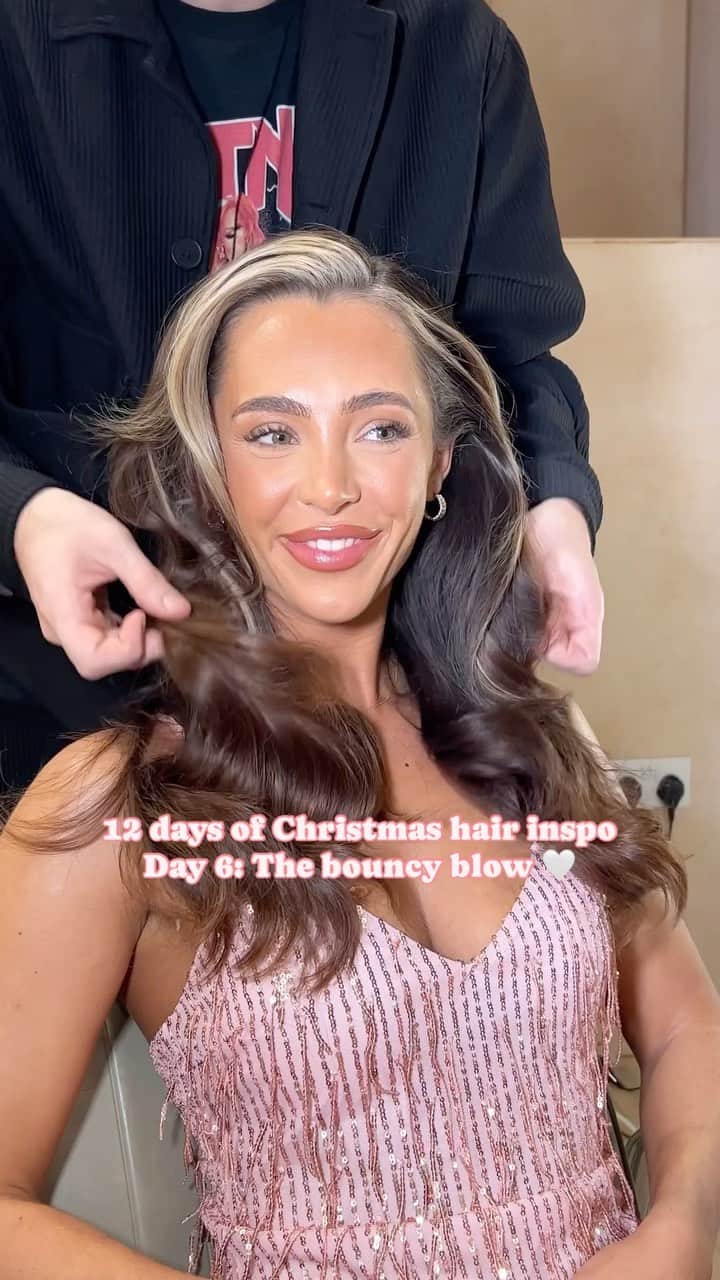 ghd hairのインスタグラム：「✨12 DAYS OF CHRISTMAS HAIR INSPO✨ Day 5: The bouncy blow💫 Save for your next Christmas event☁️   #ghd #ghdhair #christmashair #festivehair #xmashair #holidayhair #bouncyhair #bouncyblowdry #bouncycurls」