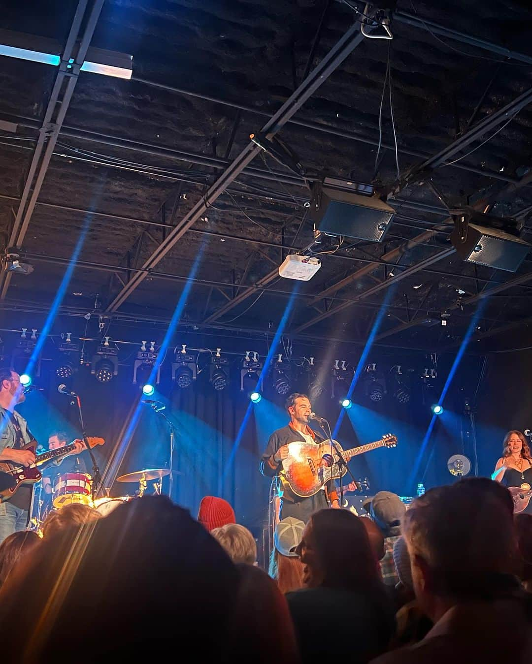 アンナ・キャンプさんのインスタグラム写真 - (アンナ・キャンプInstagram)「Just a couple of Montucky Cold Snacks at an awesome concert in Nashville 🍻 @silkybeats @thelonebellow @kashculpeppermusic @thebasementeast 🎸」12月18日 2時50分 - therealannacamp