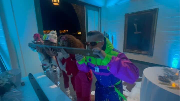ケアリー・ハートのインスタグラム：「Holiday party 80’s shot-ski style!!! 🤣🤣🤣🤣🤘🏼🤘🏼🤘🏼. Sunday stings a bit.」