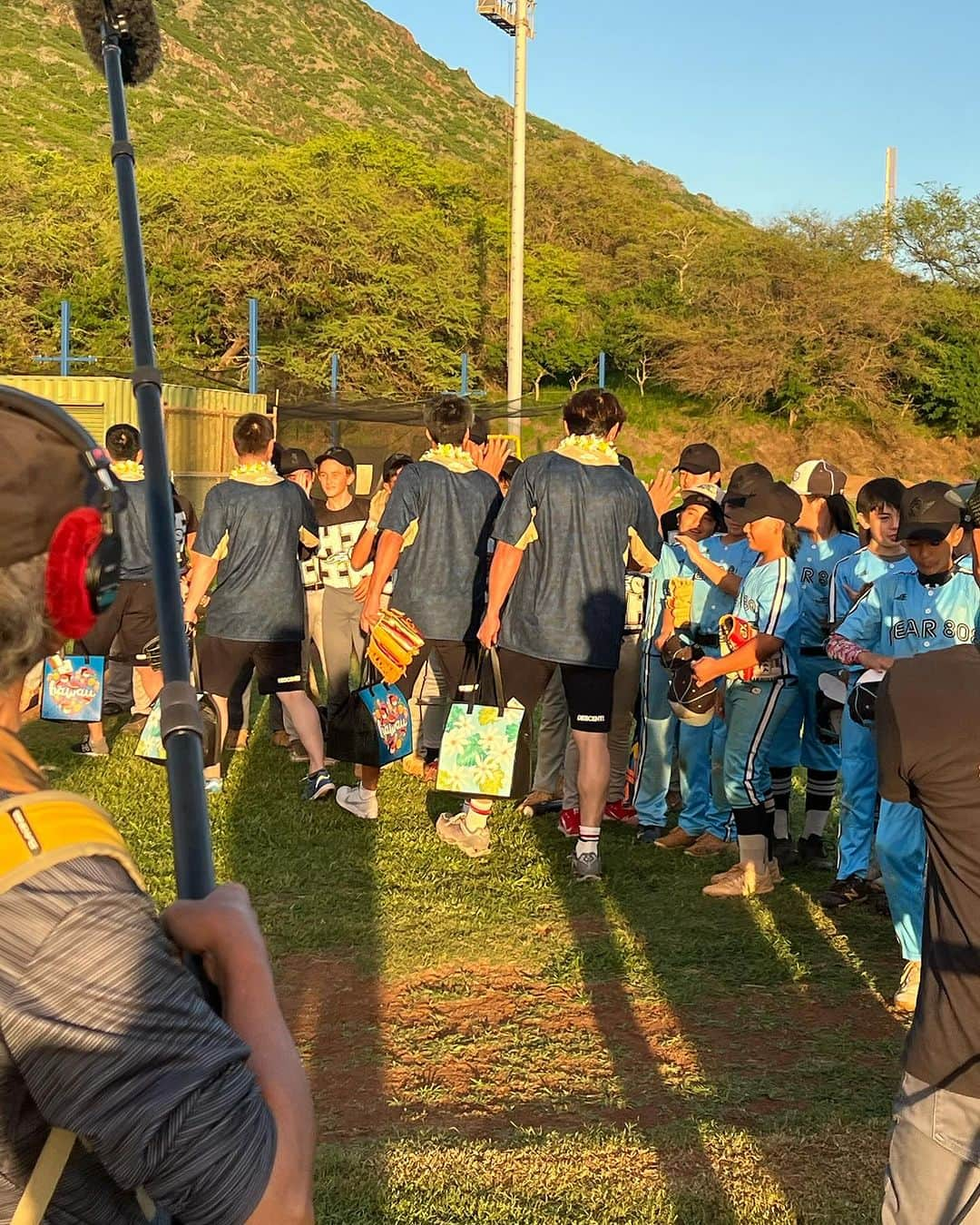 上原浩治さんのインスタグラム写真 - (上原浩治Instagram)「野球教室(ベースボールクリニック) してきましたよ！🤓  ちょっと写真は撮れなかったので、後ろ姿だけでも…  これで名球会員４人が分かれば素晴らしい👍  次の日…肩がヤバかったです😂　古田さんのYouTube以来、初めてボールを投げました😅  さっ、日本🇯🇵に帰りますか…  #野球教室　#⚾️ #夕焼け　#ハワイ　#名球会　#ベースボール　#肩　#やばい　#😅　#痛い　#野村謙二郎 さん　#岩瀬仁紀  さん　#内川聖一 (前から野村さん、岩瀬さん、上原、内川)  @koji19ueharaのフォローをお願いします  #上原浩治の雑談魂の登録をお願いします   http://www.koji-uehara.netにコメントを」12月18日 3時33分 - koji19uehara