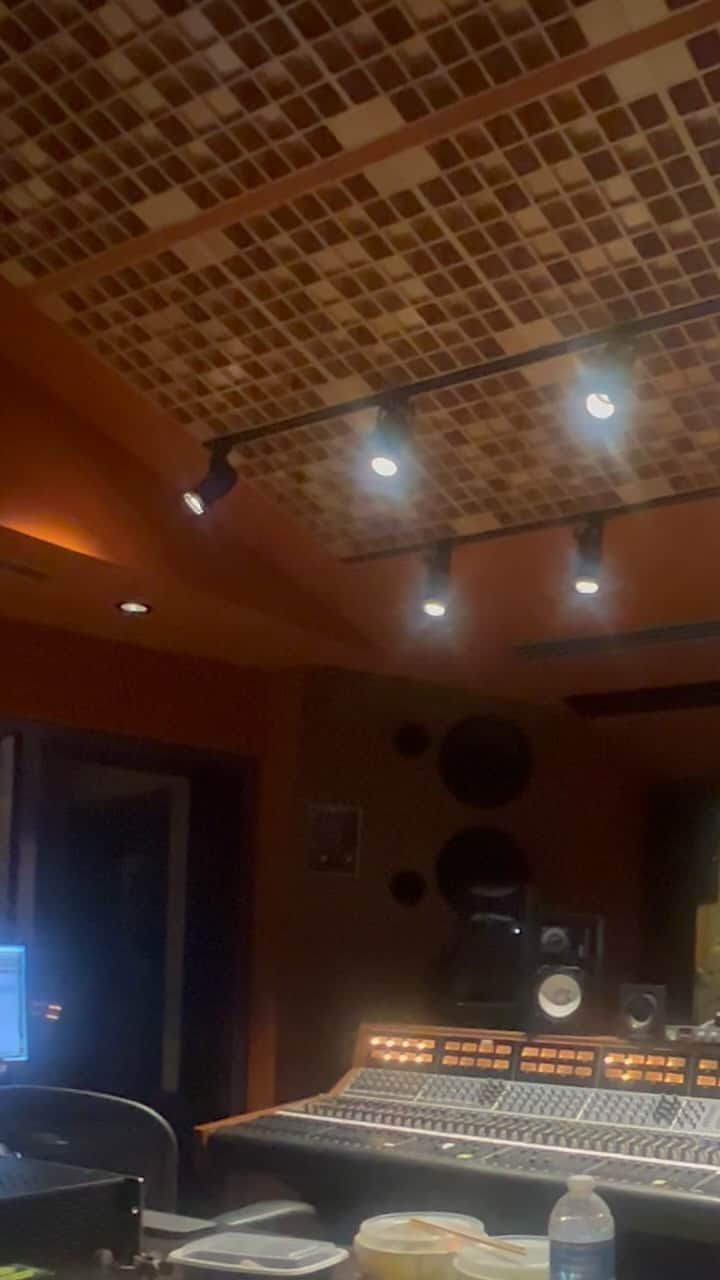 オリアンティのインスタグラム：「Working away 🎸✨✨☮️💜🪷 #lovestreet #newtunes @justinandres3 at @officialrobbykrieger studio」