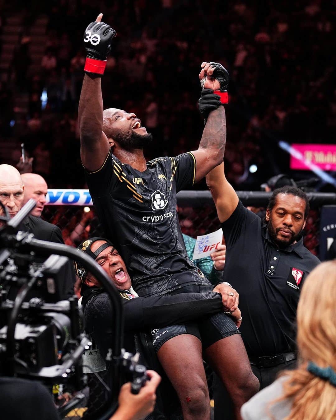 UFCさんのインスタグラム写真 - (UFCInstagram)「Another win added to the streak 🔥  @LeonEdwardsMMA retained his welterweight title last night and pushed his unbeaten streak to 13! #UFC296」12月18日 4時04分 - ufc